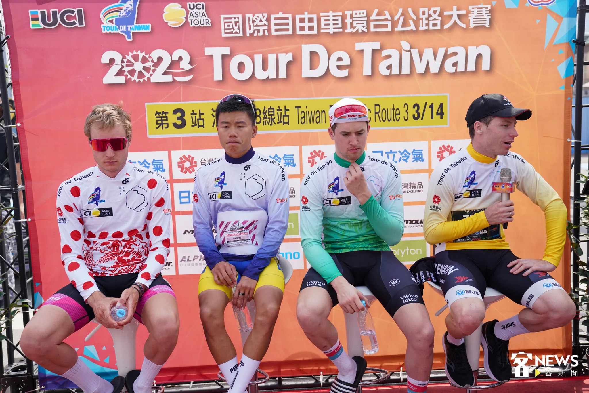 克雷德 雷蒙以日本右京隊拿下黃衫（右一）、德 泰吉以比利時樂透隊拿下綠衫、 采亞頌巴 泰納克安以泰國國家隊拿下藍衫、阿堤坎 傑克以澳洲聖喬治隊拿下紅點衫。蘇佑昇攝