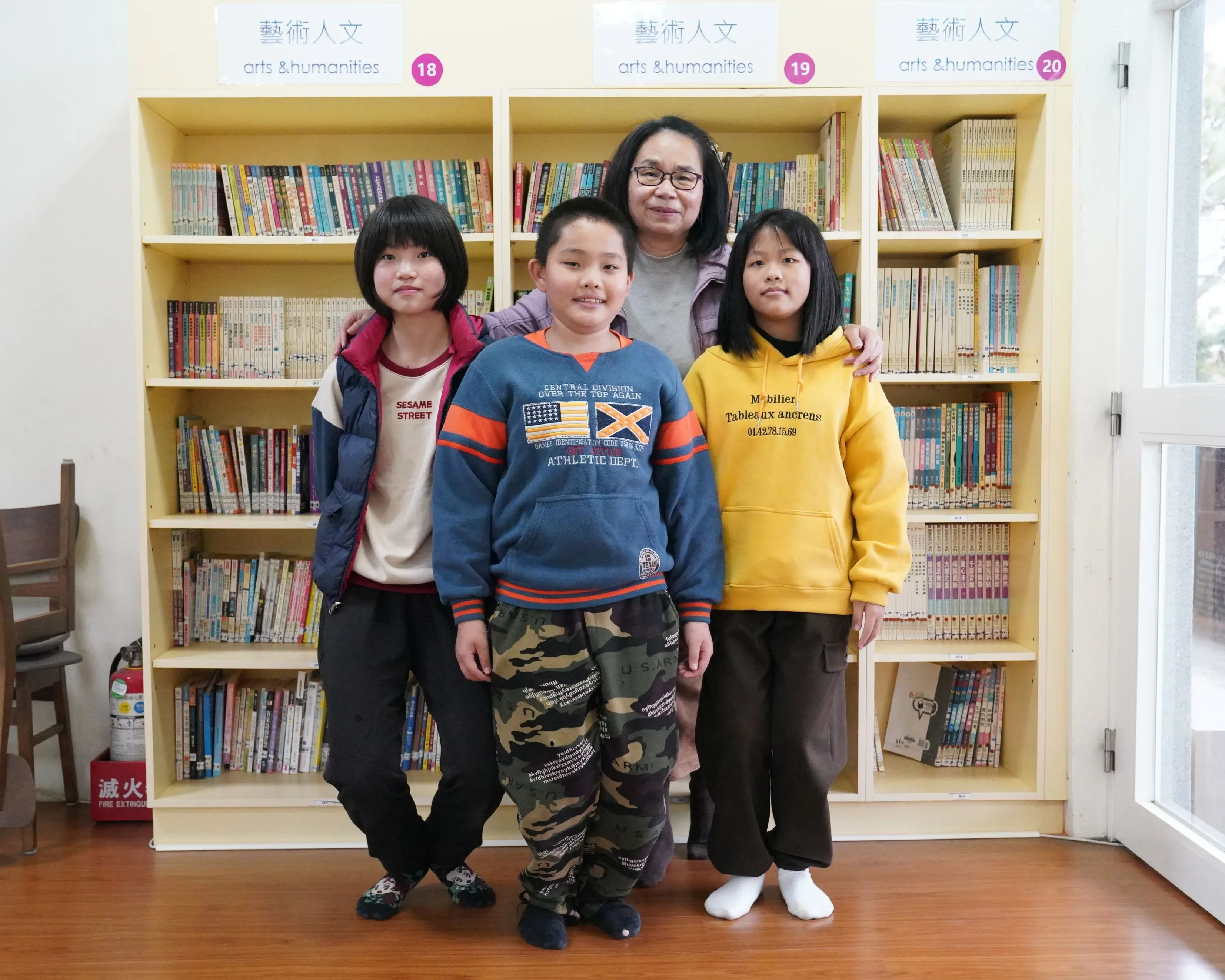 教師謝美玉(後者)指導學生錄製「講客報時」，讓學生增加參與客語活動的經驗。洪俊傑攝