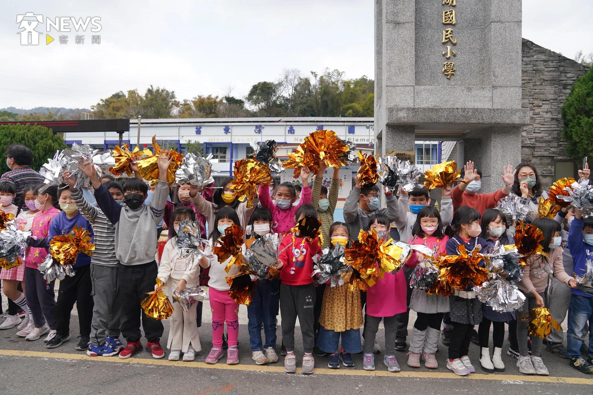 南湖國小學生熱情地為選手加油。李台源攝