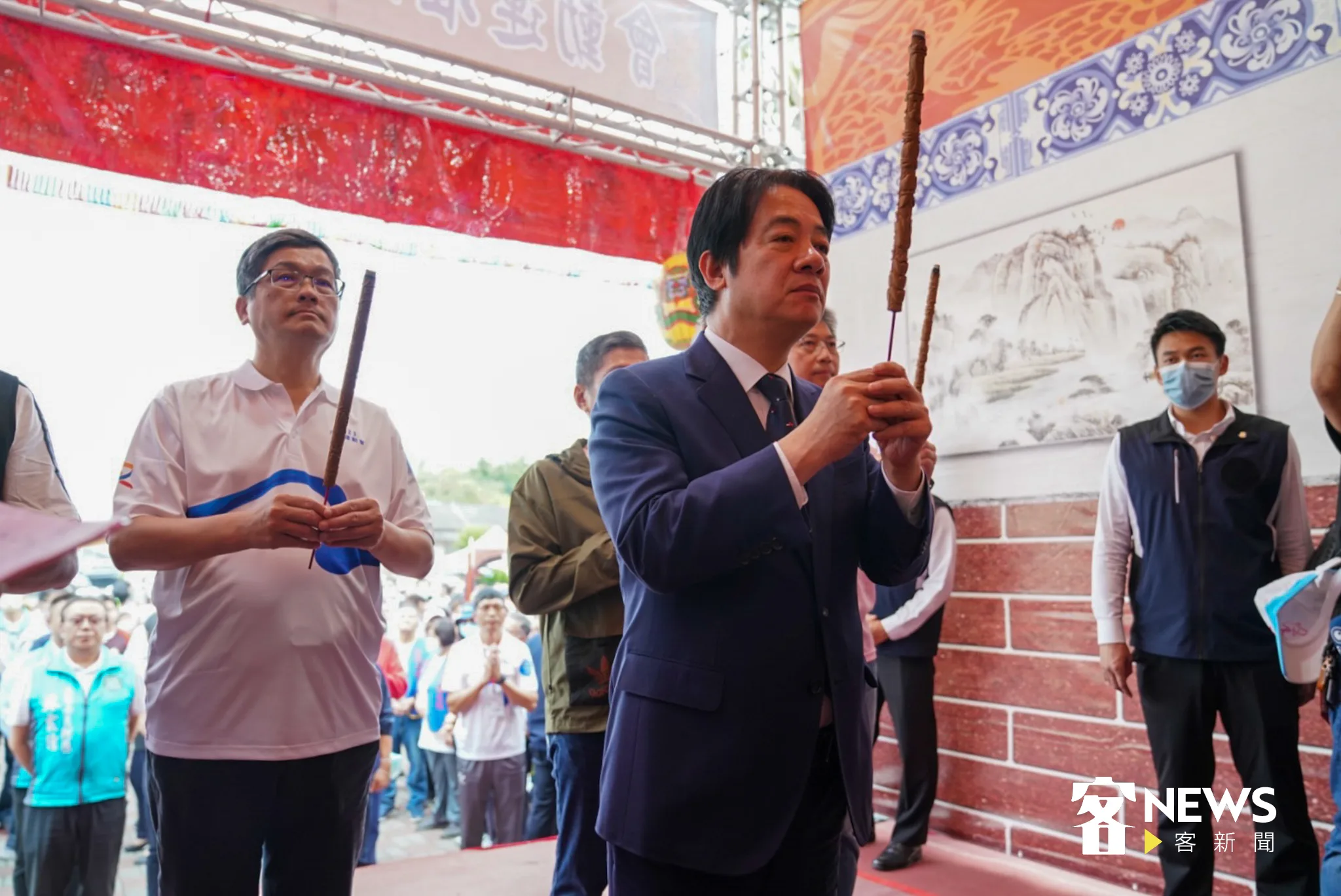 客委會主委楊長鎮（左）陪同副總統賴清德（左二）下午特別前往「五溝水劉氏宗祠」、傍晚前往屏東萬巒國中，參拜「忠勇公」。范修語攝。