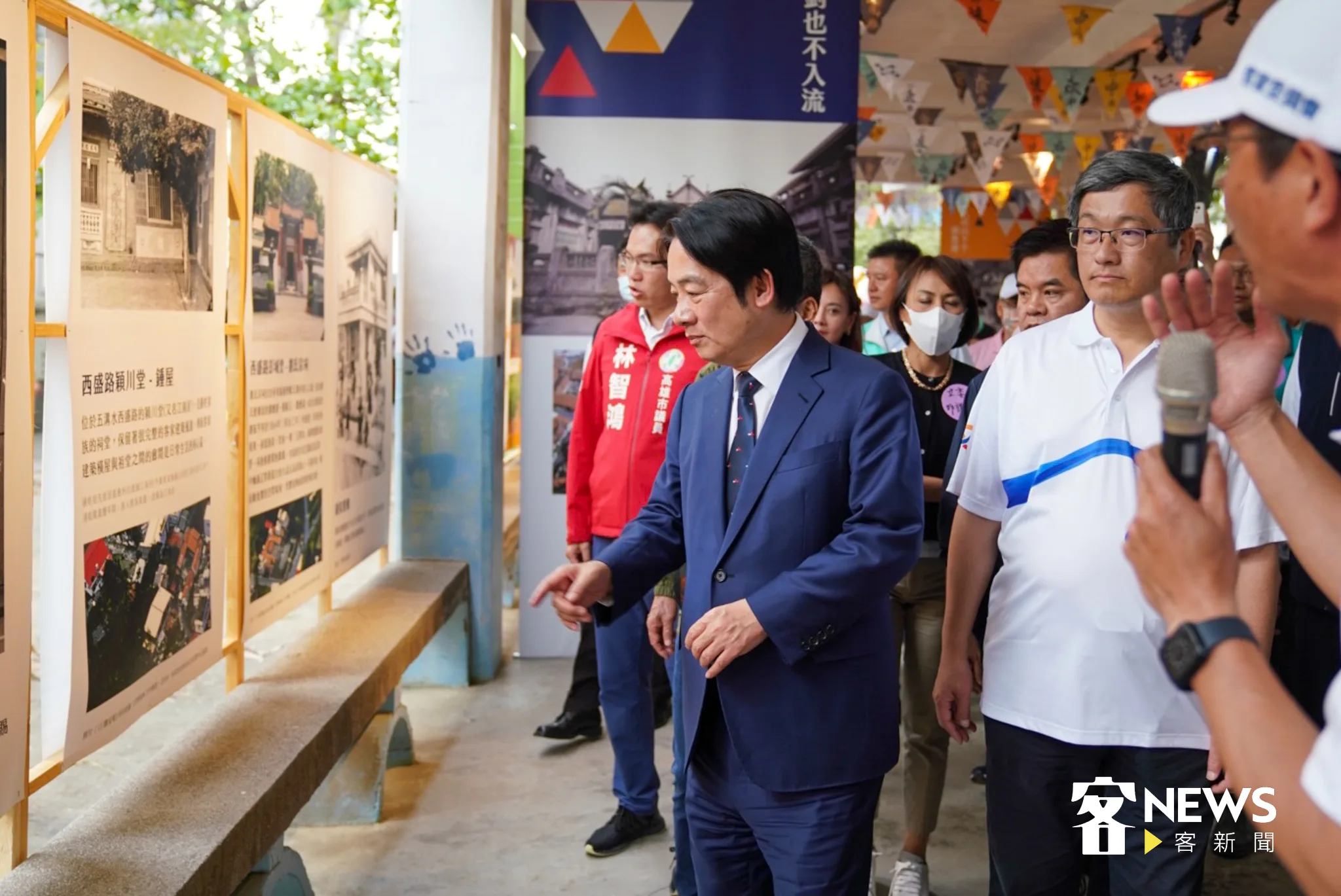 副總統賴清德今天前往萬巒國中，參觀六「2023六堆運動會暨先鋒堆客庄人文影像巡展影像特展」。范修語攝。