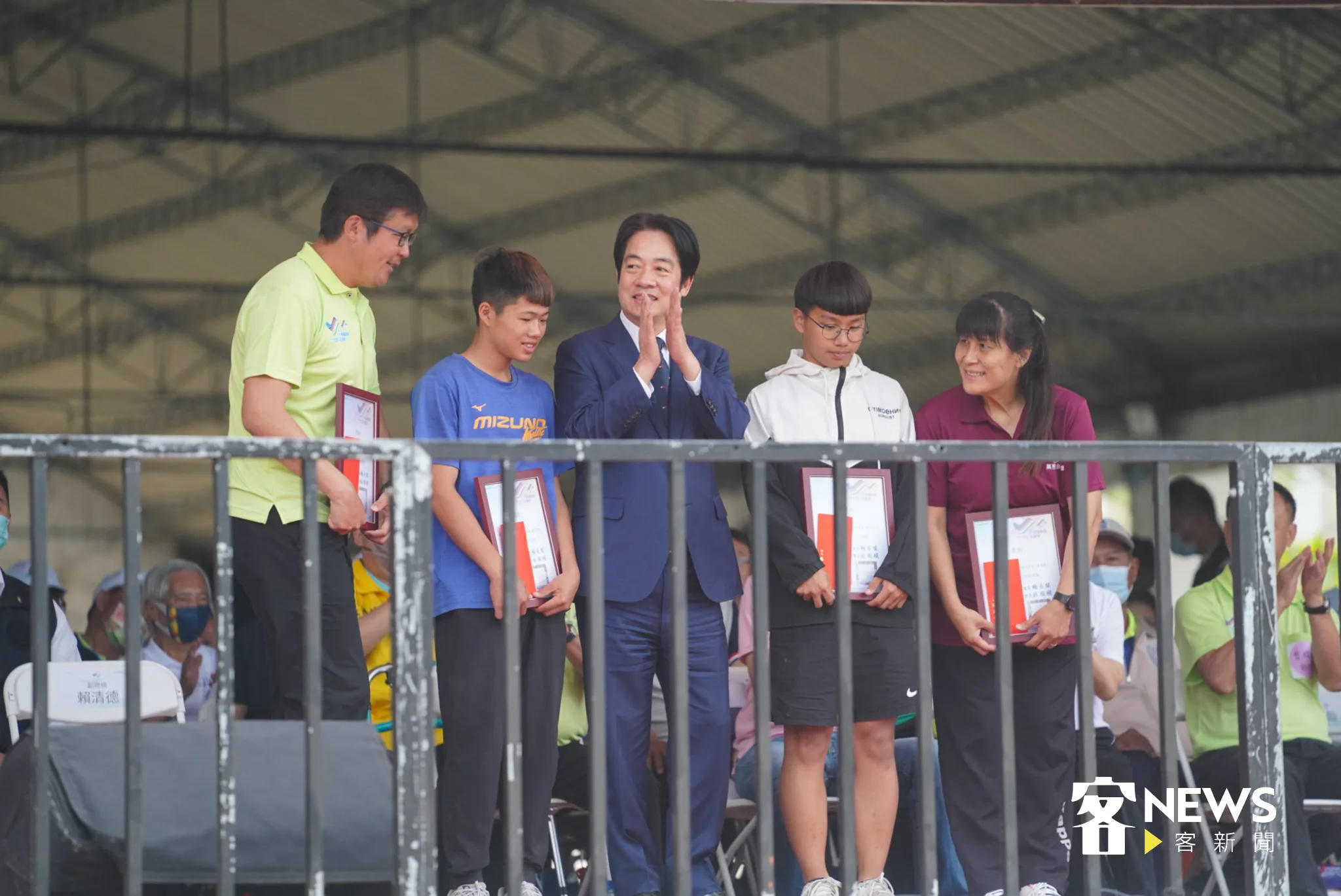 副總統賴清德今天下午特別前往「五溝水劉氏宗祠」、傍晚前往屏東萬巒國中，參拜「忠勇公」，並公開頒獎予六堆優秀運動選手吳育傑、鍾少勇、許美嬌及教練鍾彩榮。范修語攝