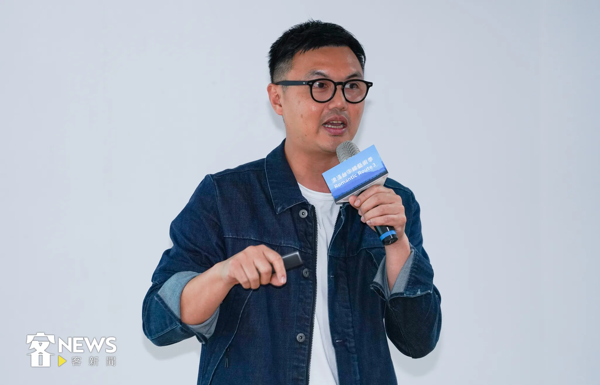 擔任這次藝術季視覺設計的劉耕名分享這次藝術季的視覺設計理念。宋佩遙攝