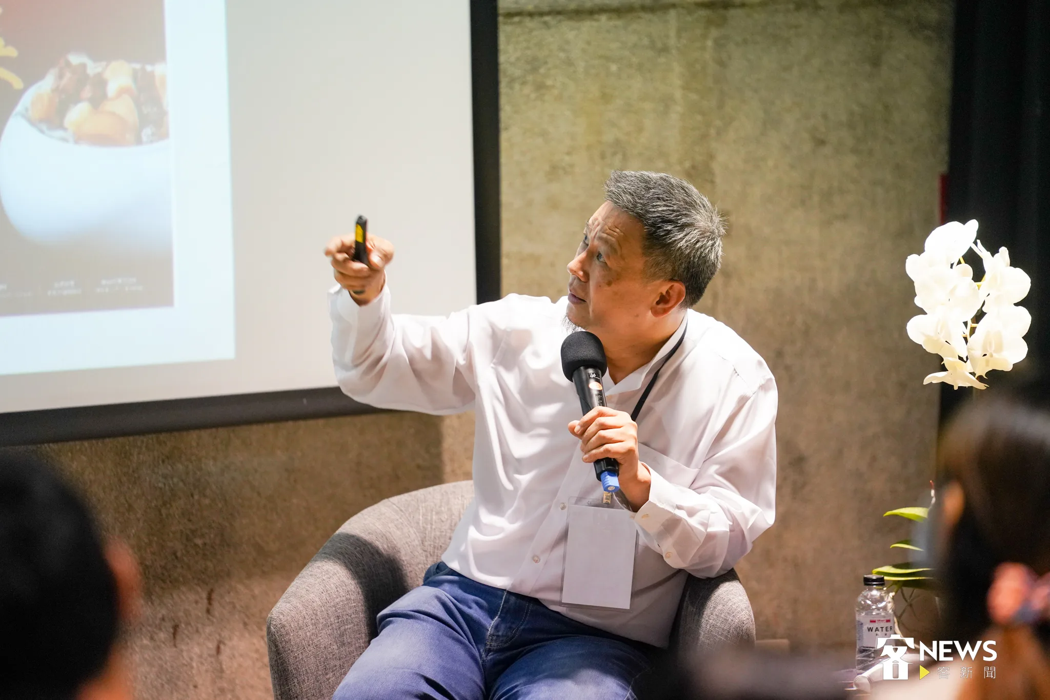 國宴主持阿發師施建發和大家交流多年辦桌菜的經驗談。