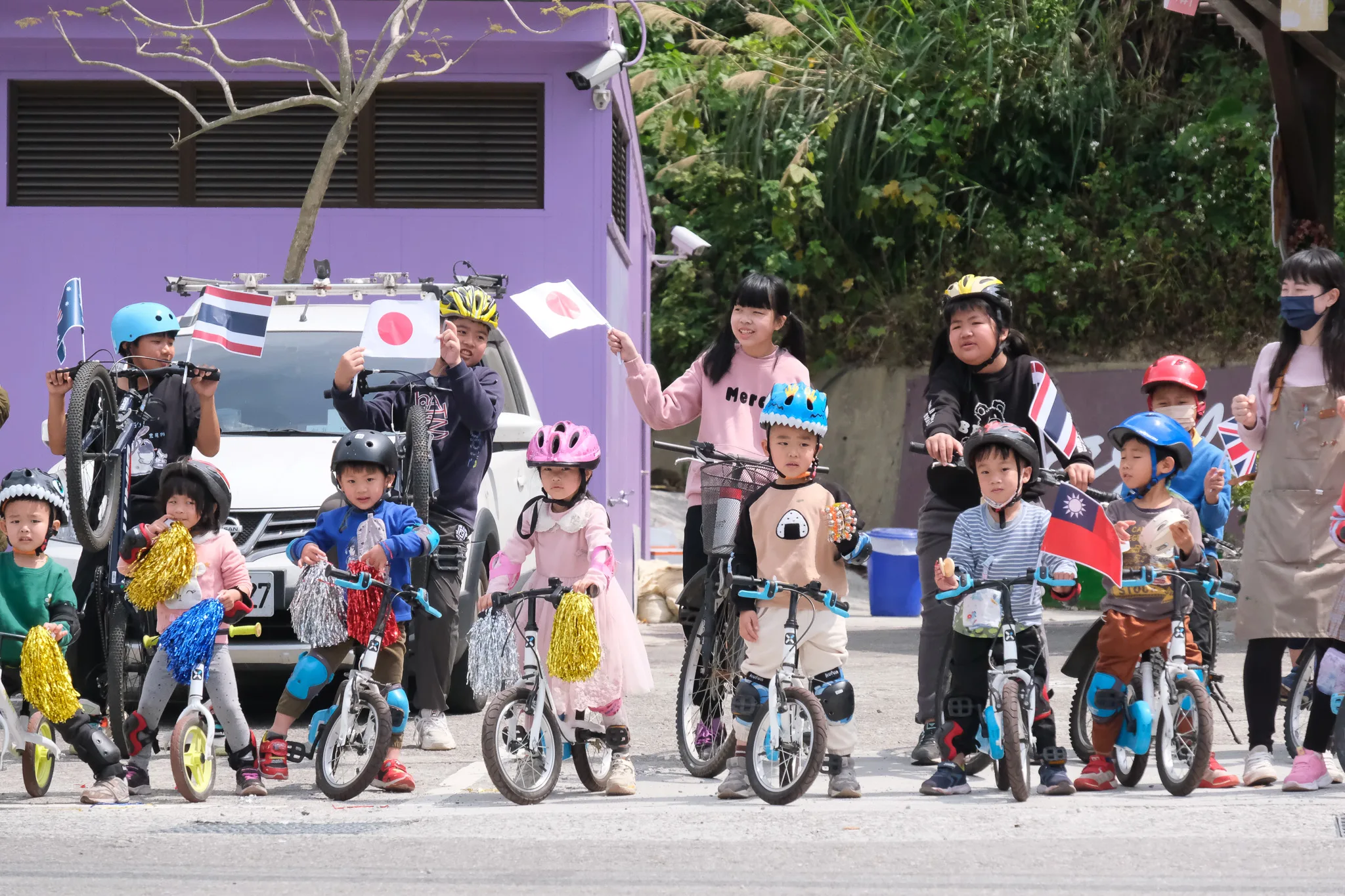新開國小學童騎著腳踏車,全副武裝來到台三線旁替選手加油。何柏均攝