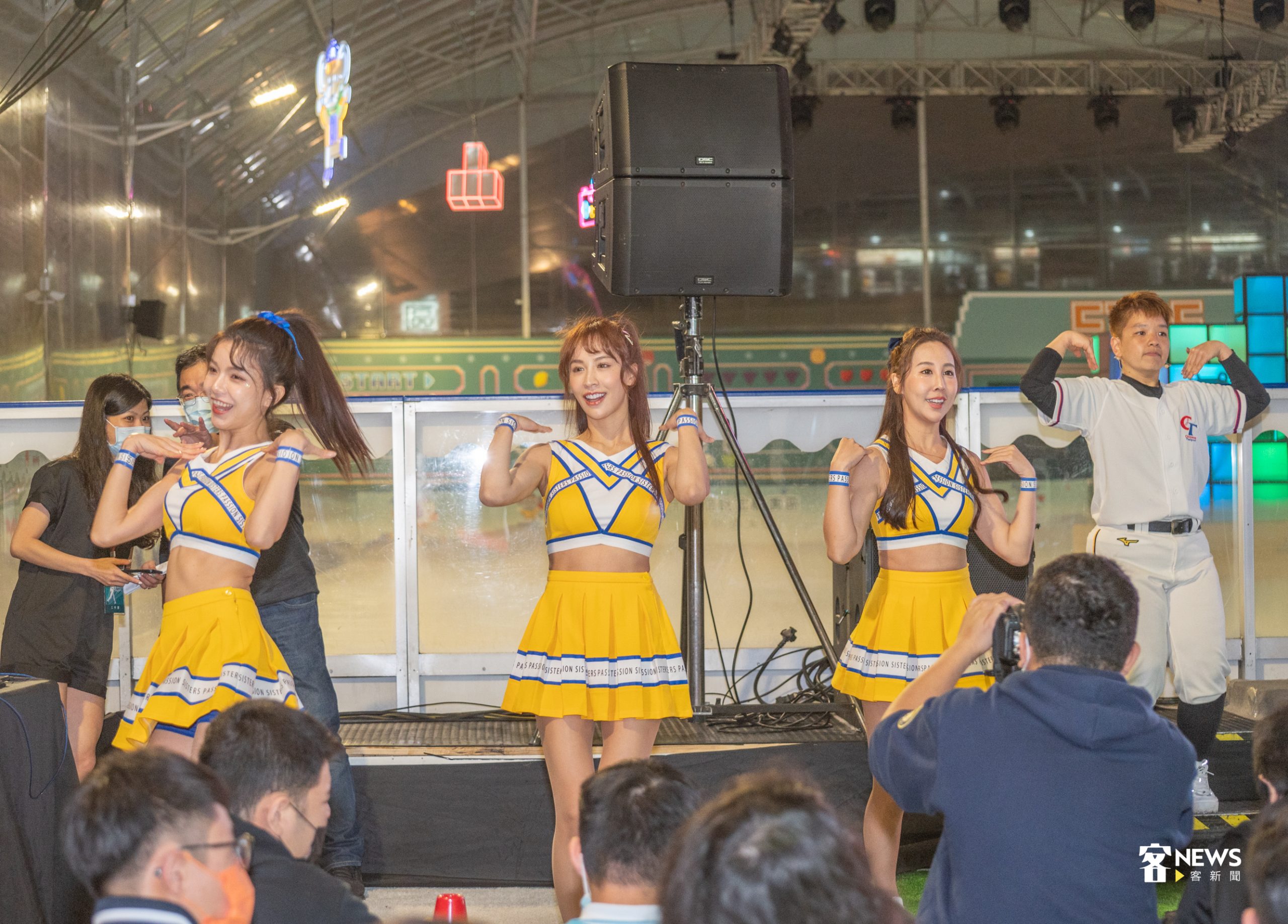 Passion Sisters啦啦隊(左起謝凱蒂、Juile、晴兒)與應援團隊員昱霖(白色衣服者)熱情帶動跳。洪俊傑攝