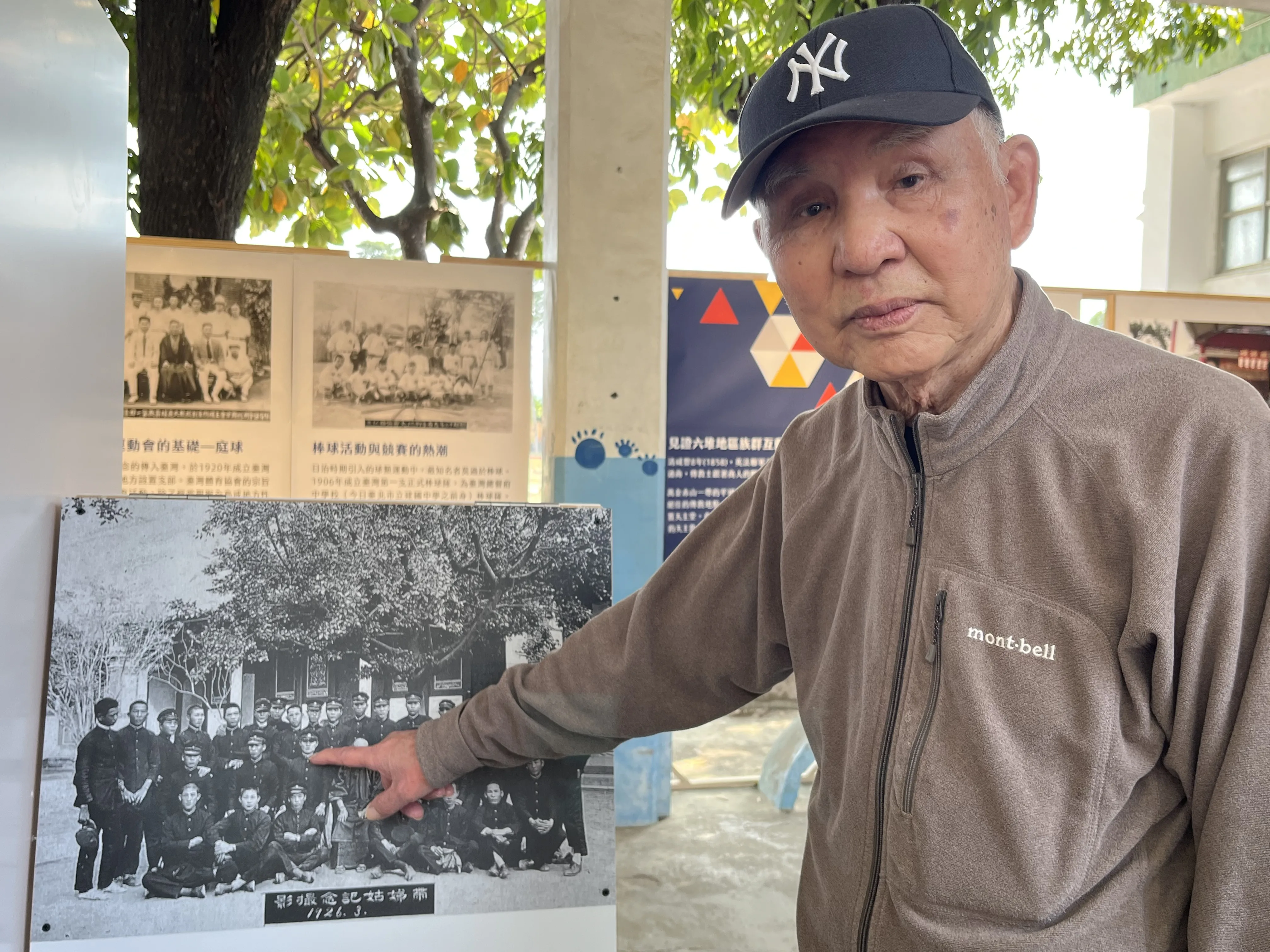 90歲的前萬巒國小校長李峻松，一眼就認出帶娣姑相片中，父親就坐在帶娣姑右手邊。蘇佑昇攝