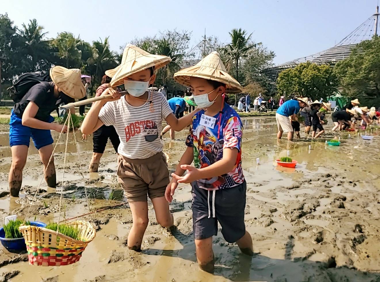 六堆客家文化園區舉辦「食農教育－春耕好蒔田」活動，吸引各地家長帶著小孩一起下田體驗農事美好。客發中心提供