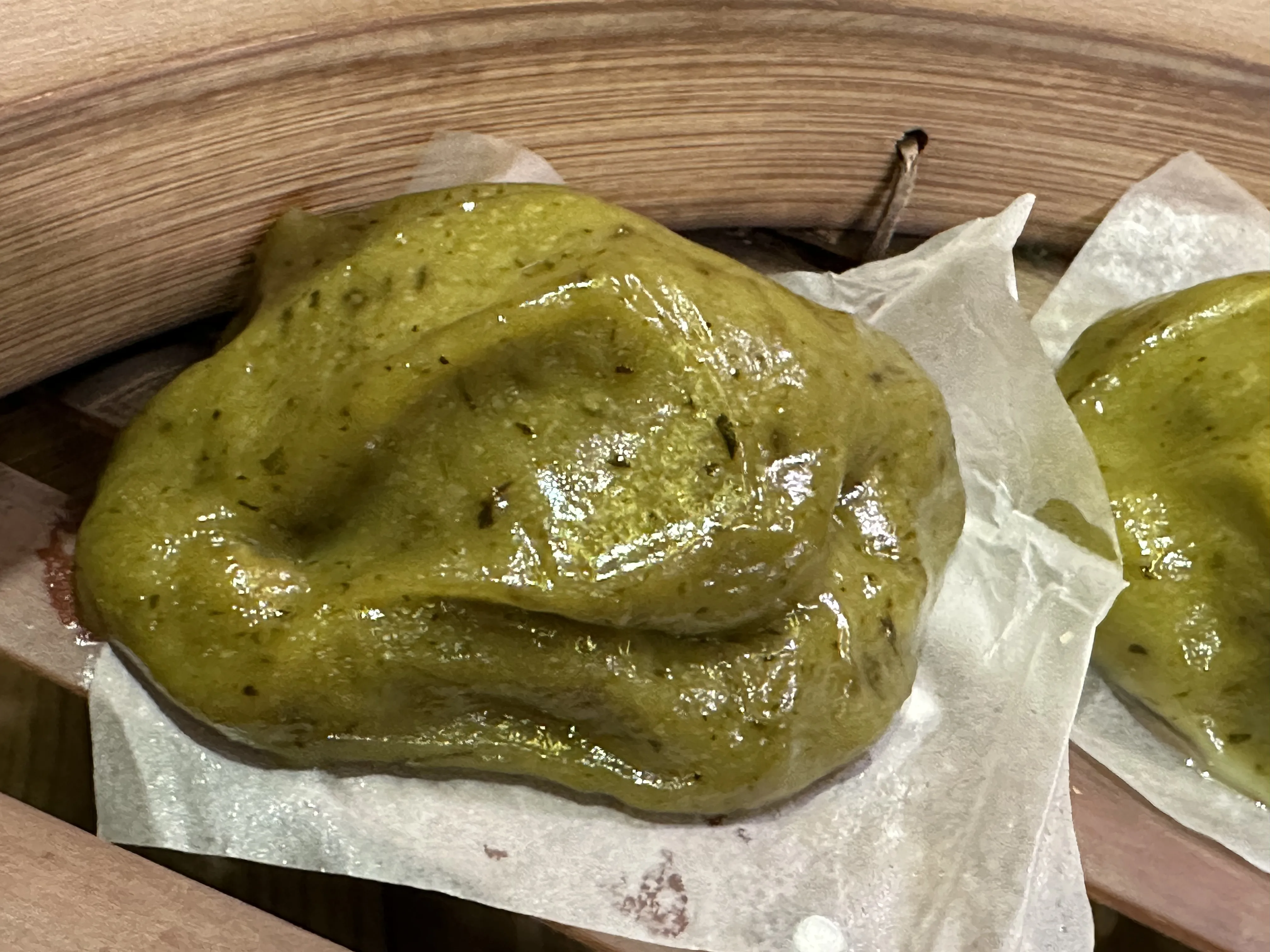 除了精彩的節目以外，現場也有限量艾粄，以及客家紅粄吊飾體驗。圖為艾粄菜包。客新聞資料