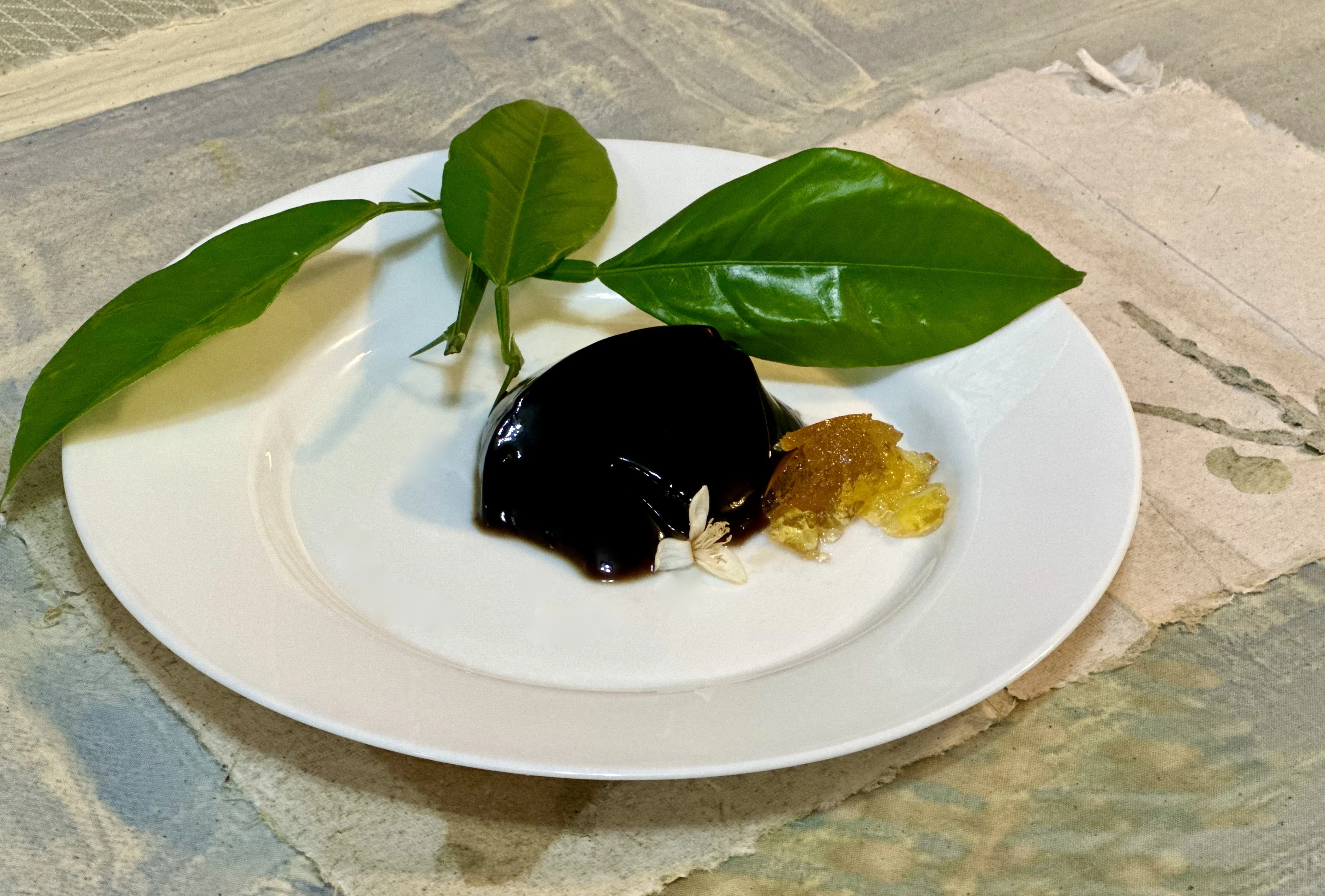 燒仙草佐柯亞蜂蜜南庄橙醬很適口。作者提供