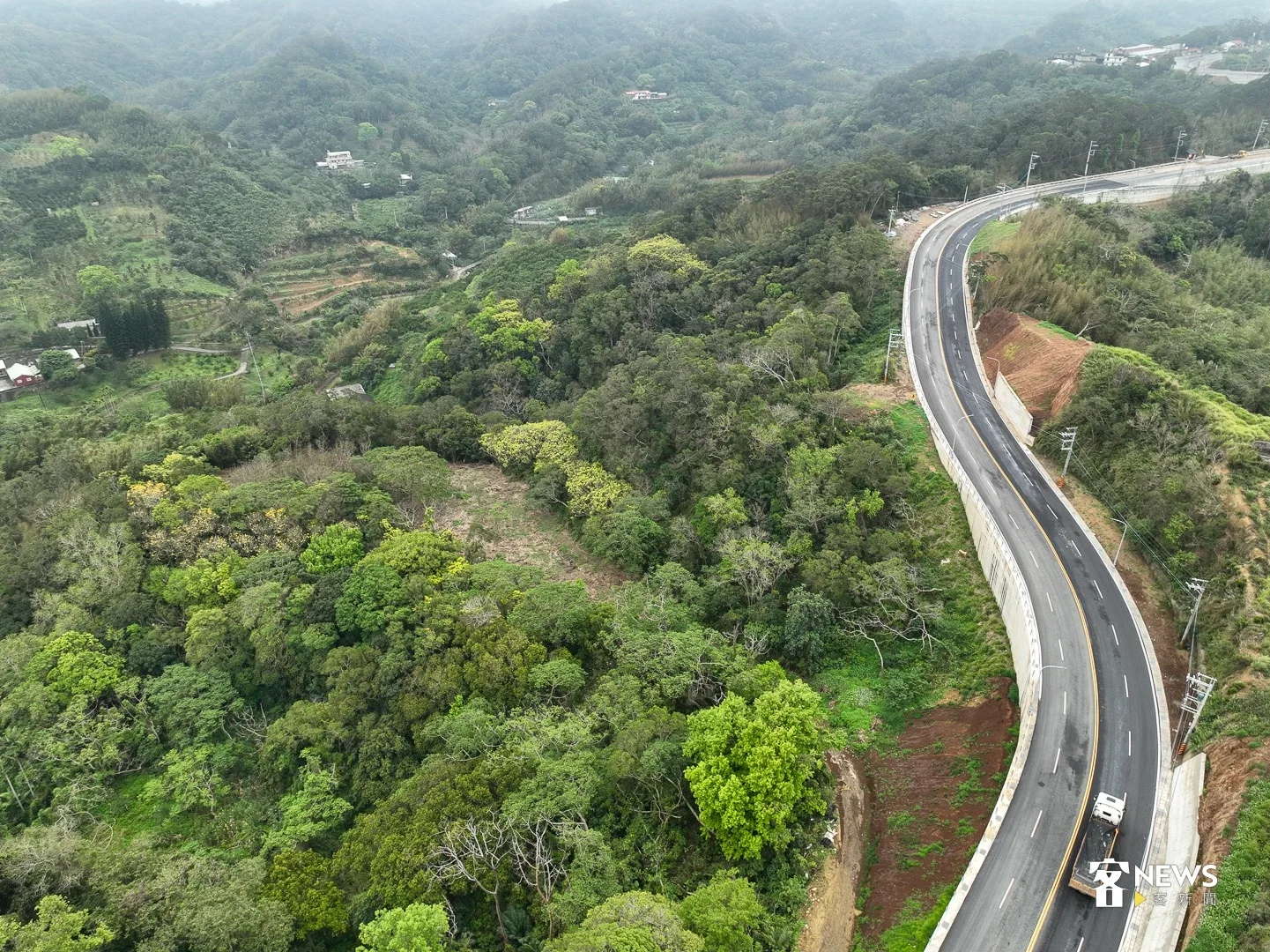 ㄅㄆㄇ猴園如今已成一片荒蕪，對造一旁新拓寬的道路，令人不剩唏噓。