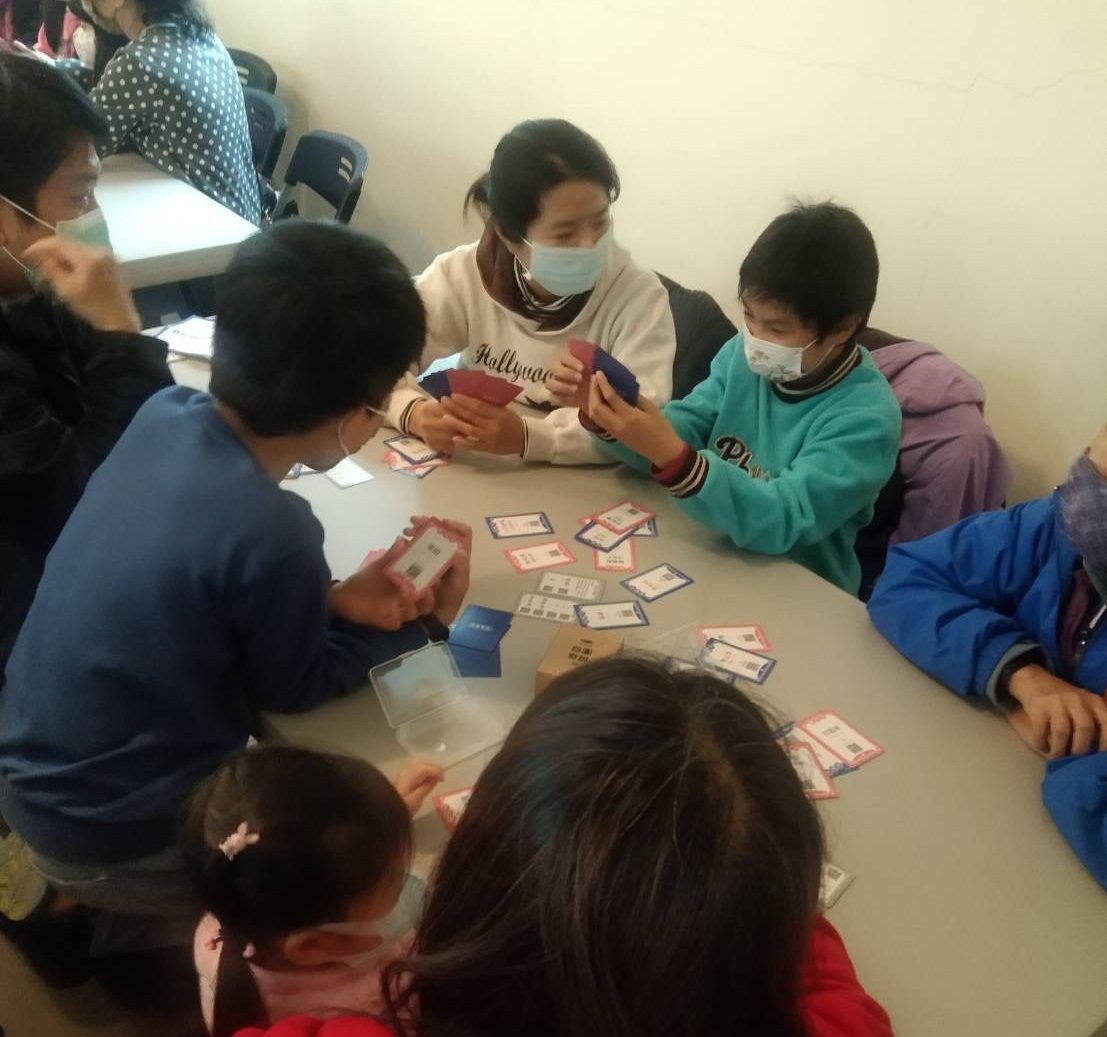 「自圓奇說」桌頂遊戲昶好搞,細人仔搞到毋盼得煞。作者提供