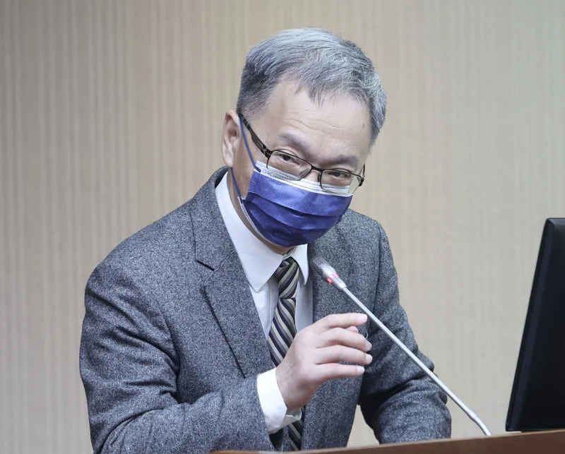 衛福部長薛瑞元,今在立法院受訪表示,這是必須冒的風險,但輕症風險可控制,診所接觸到輕症病患機率與社區一樣,並非診所才容易傳染。中央社