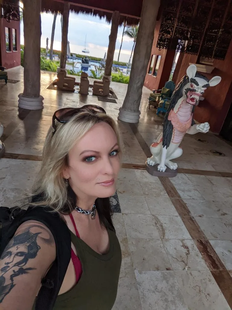 爆料川普「封口費」案的美國成人片女星「暴風丹尼爾斯」。翻攝自STORMY DANIELS《推特》