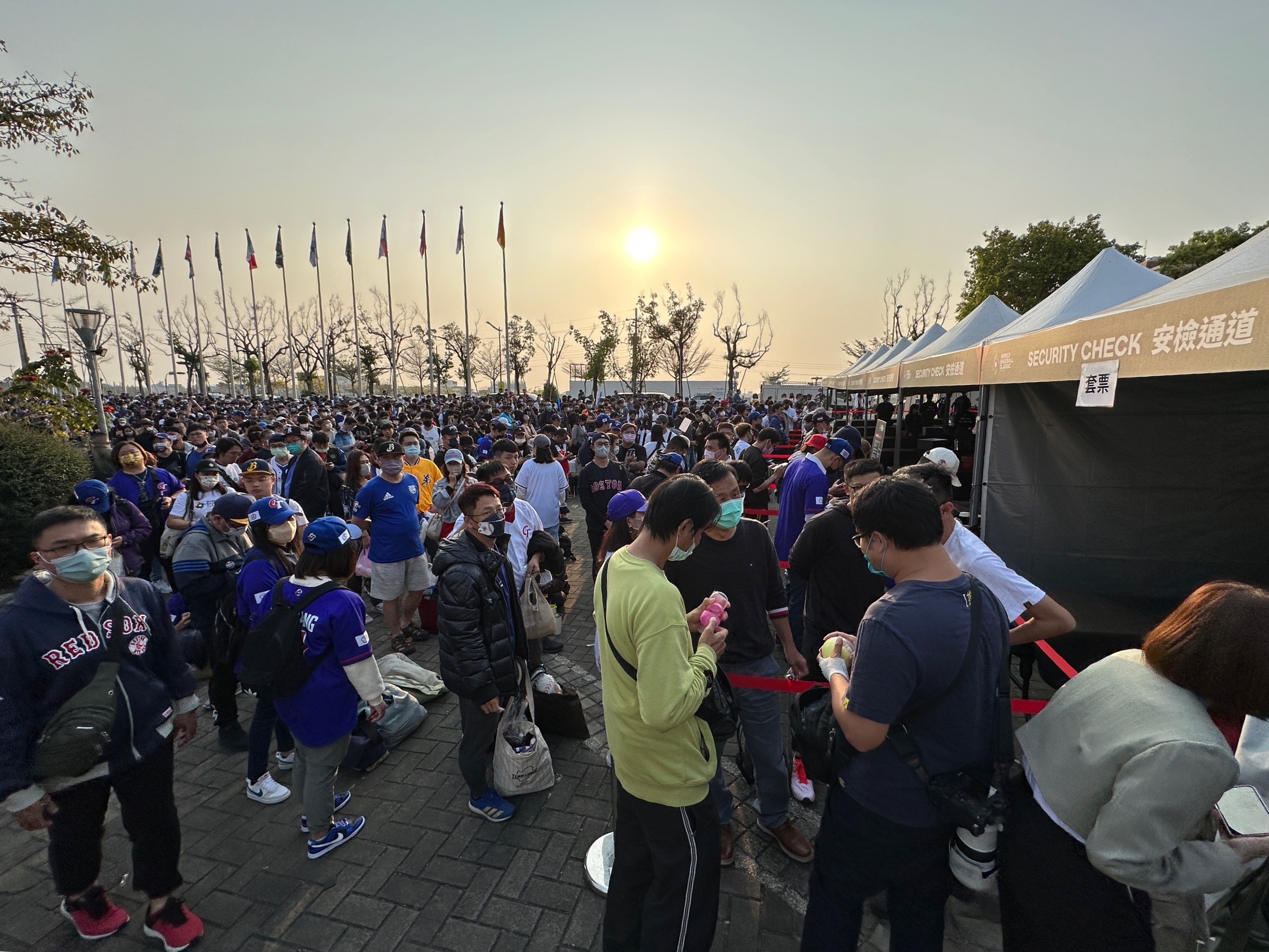 下午四點就有非常多球迷排隊等待安檢入場。宋佩遙攝