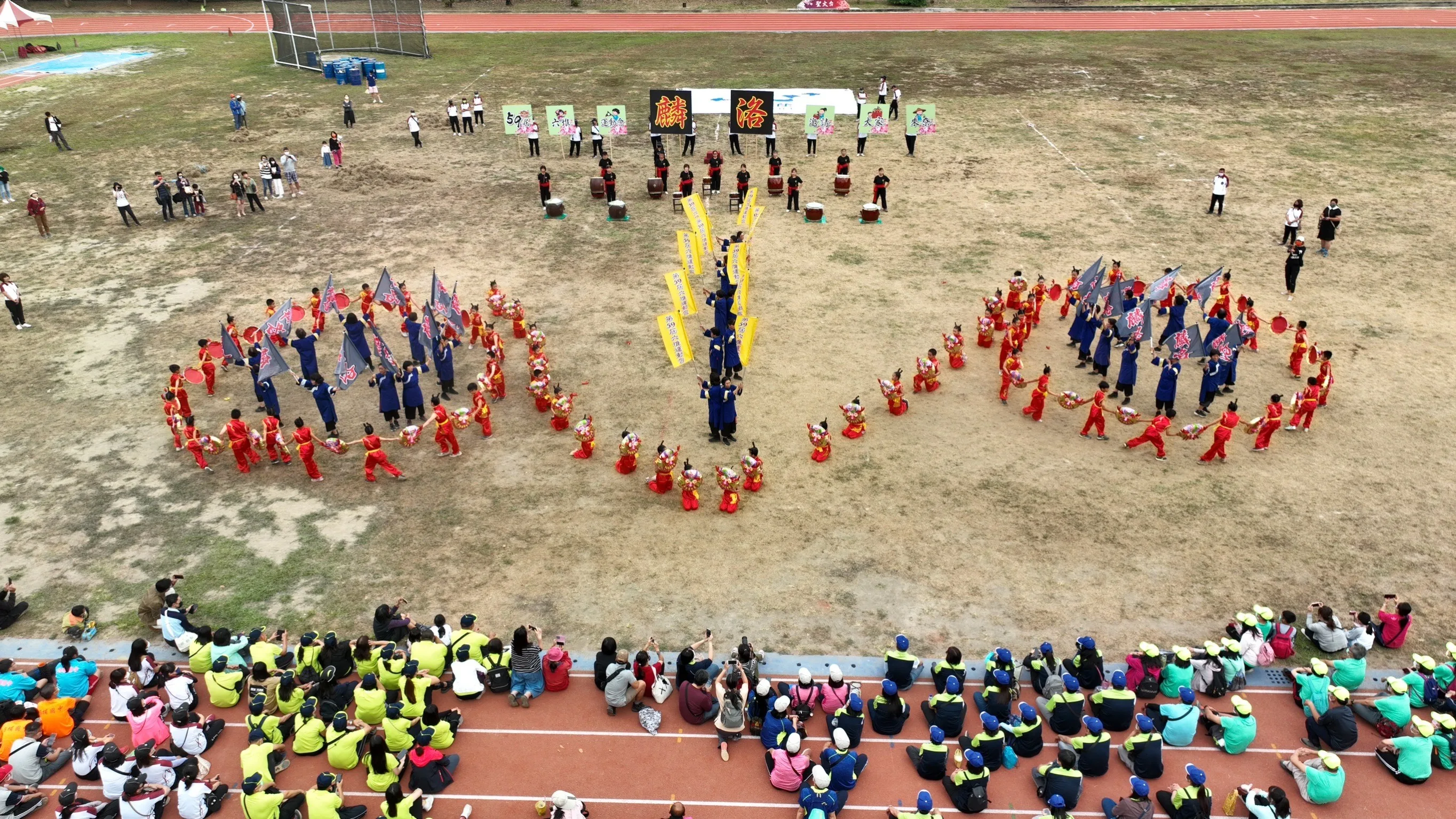 昨天是第58屆六堆運動會閉幕式，萬巒鄉鄉長林國順交接予下一屆第59屆六堆運動會主辦單位麟洛鄉鄉長鍾慶平。宋佩遙攝
