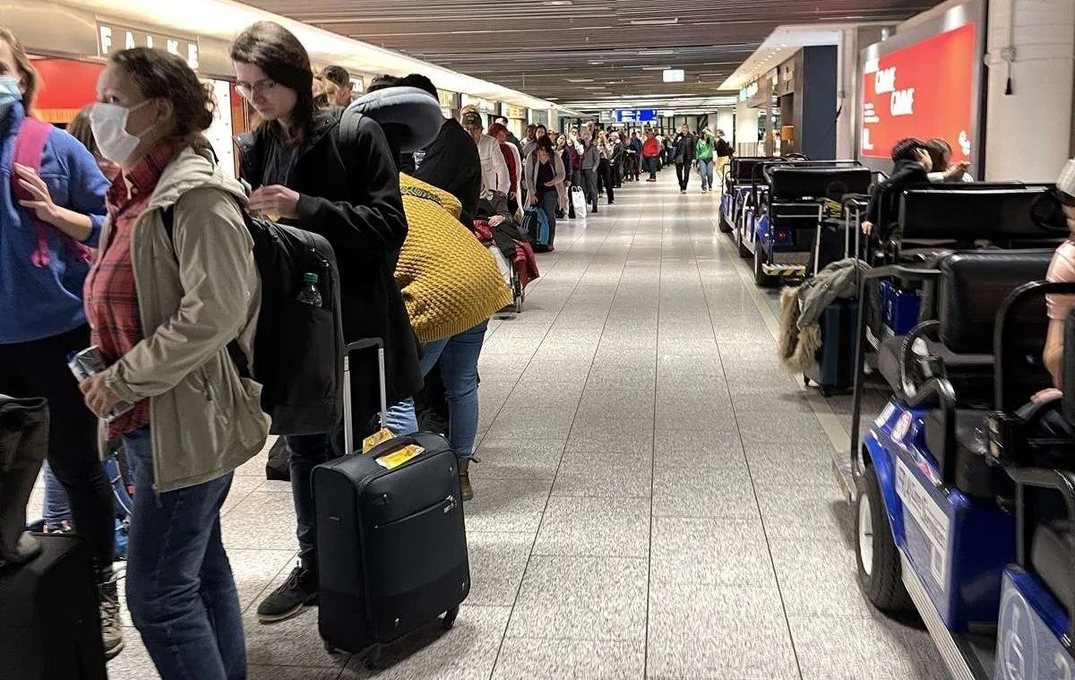 德國大罷工取消數千航班，機場排滿等待的旅客。翻攝自airlinesandme《推特》