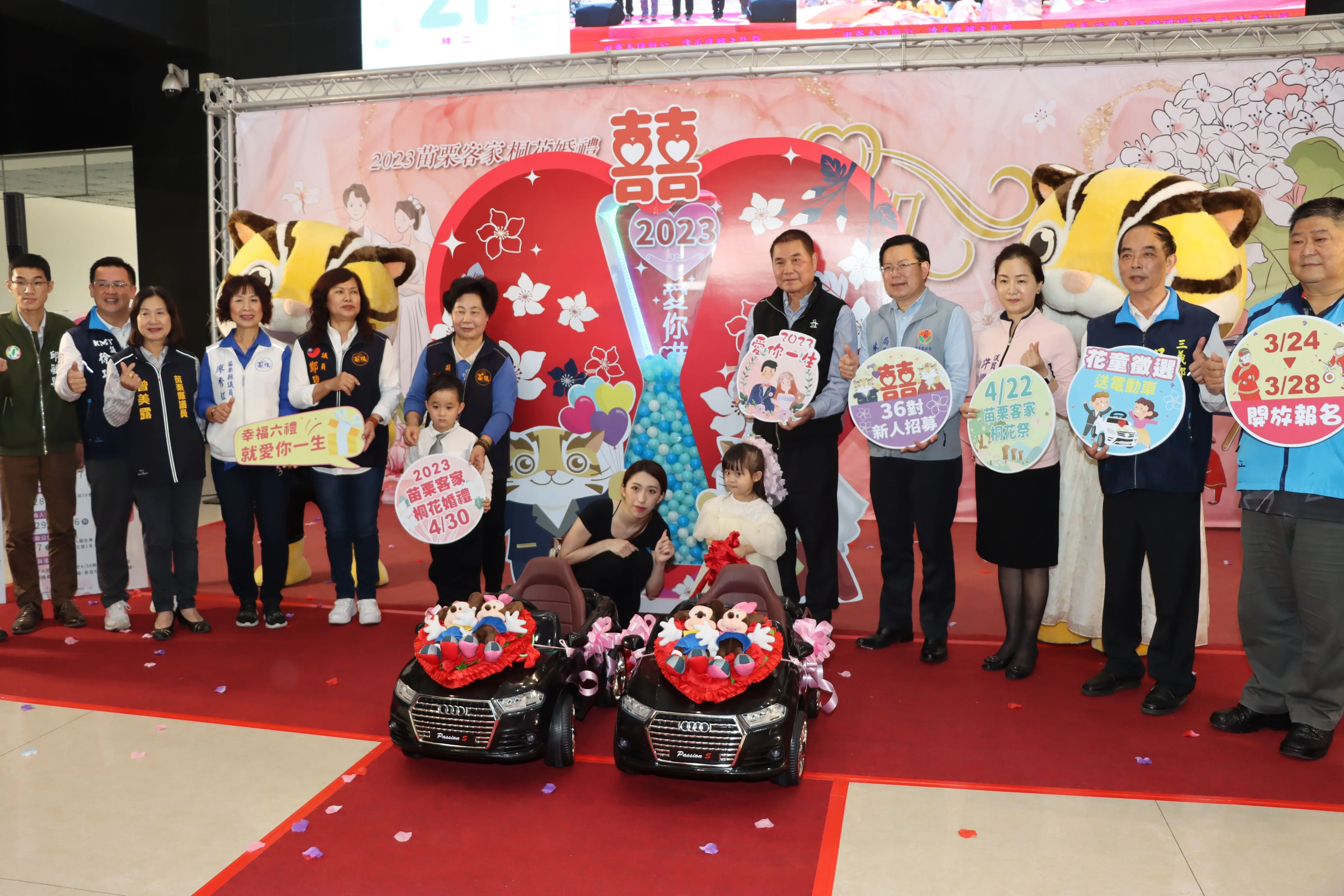 苗栗縣長鍾東錦希望透過苗栗客家桐花婚禮，吸引更多年輕人來苗栗結婚，感受苗栗客家文化之美。苗栗縣府提供