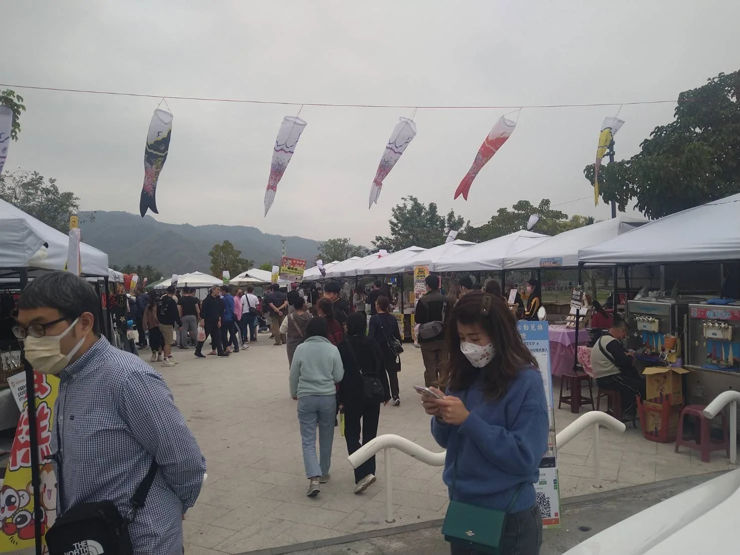 「愛美小市X湖畔市集」228連假首度舉辦，吸引超過5千名遊客湧入。高雄市政府提供
