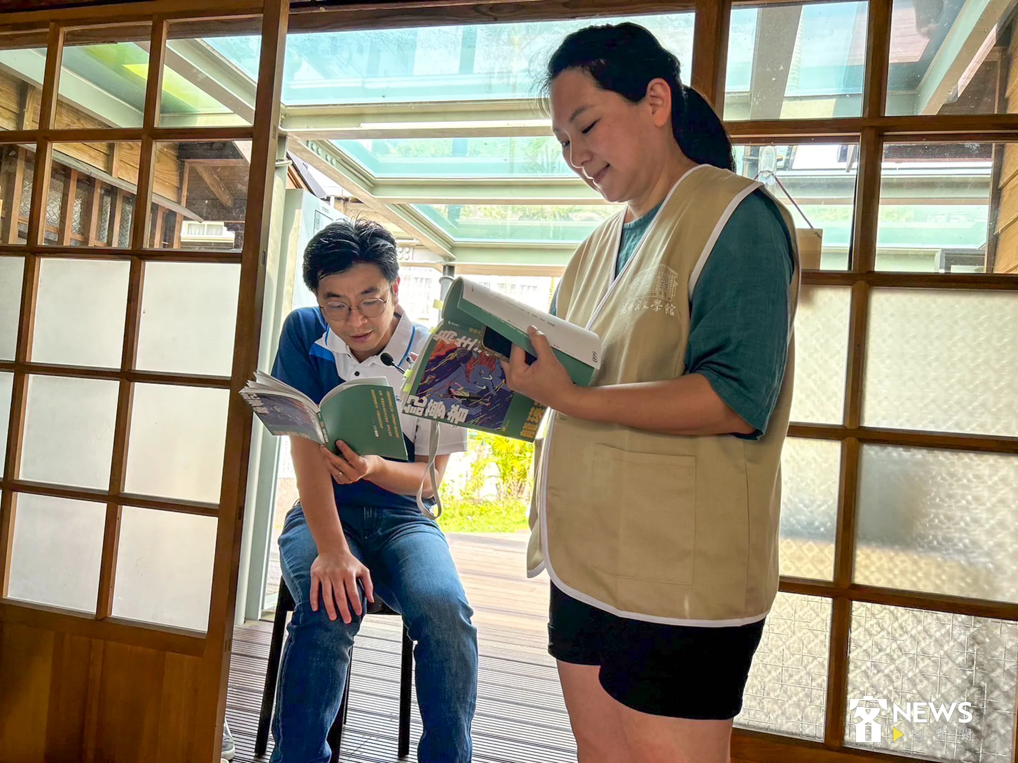 客委會副主委周江杰今和參與「『𠊎庄文學季』文學行讀活動－認識文學家龍瑛宗」民眾一起閱讀客委會重新出版的作品《龍瑛宗：為生活上妝的記夢者》。客委會提供