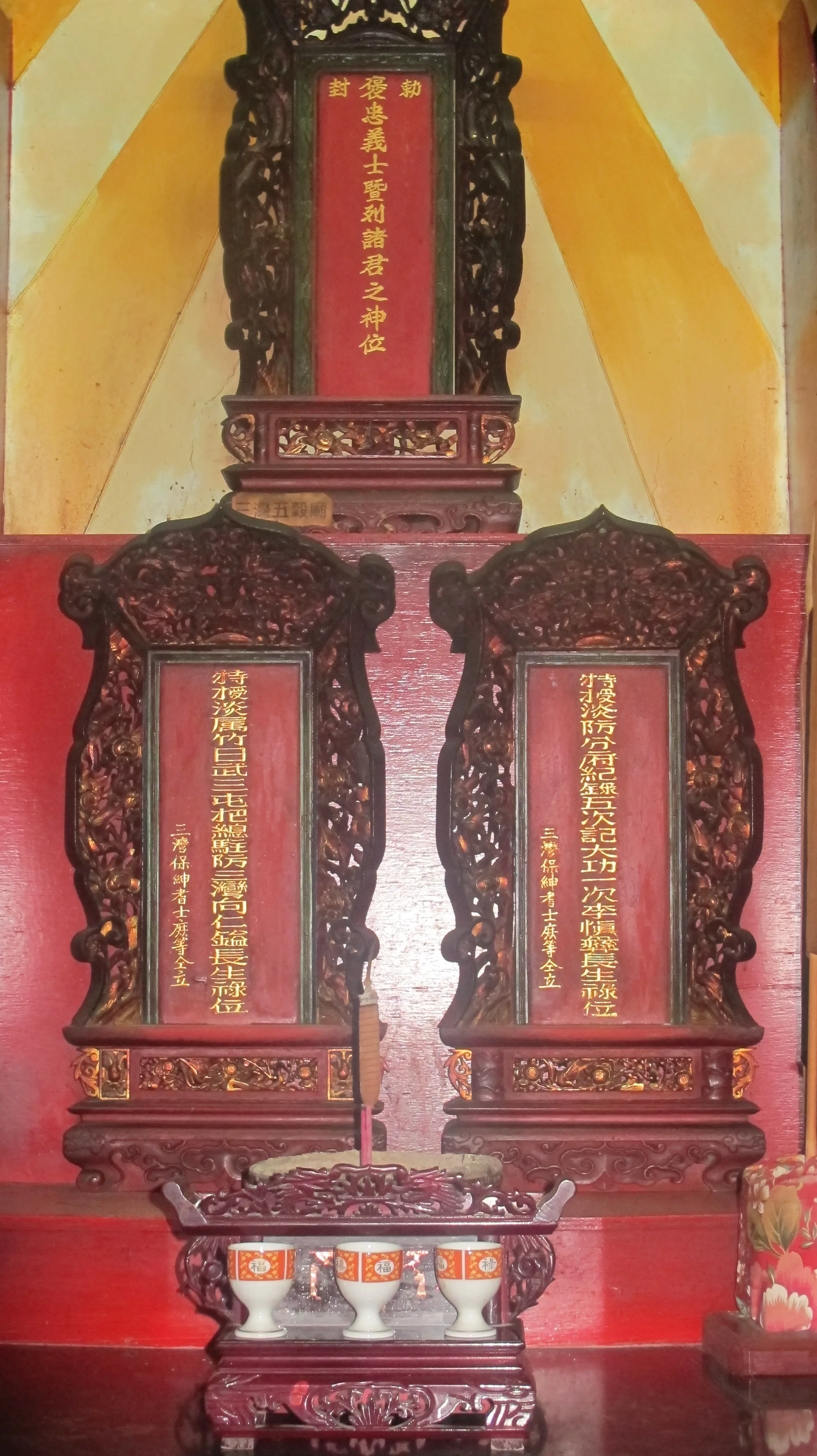 三灣五穀宮設有李慎彝與向仁鎰的長生祿位,緬懷兩人對開發三灣的功勳。何來美攝