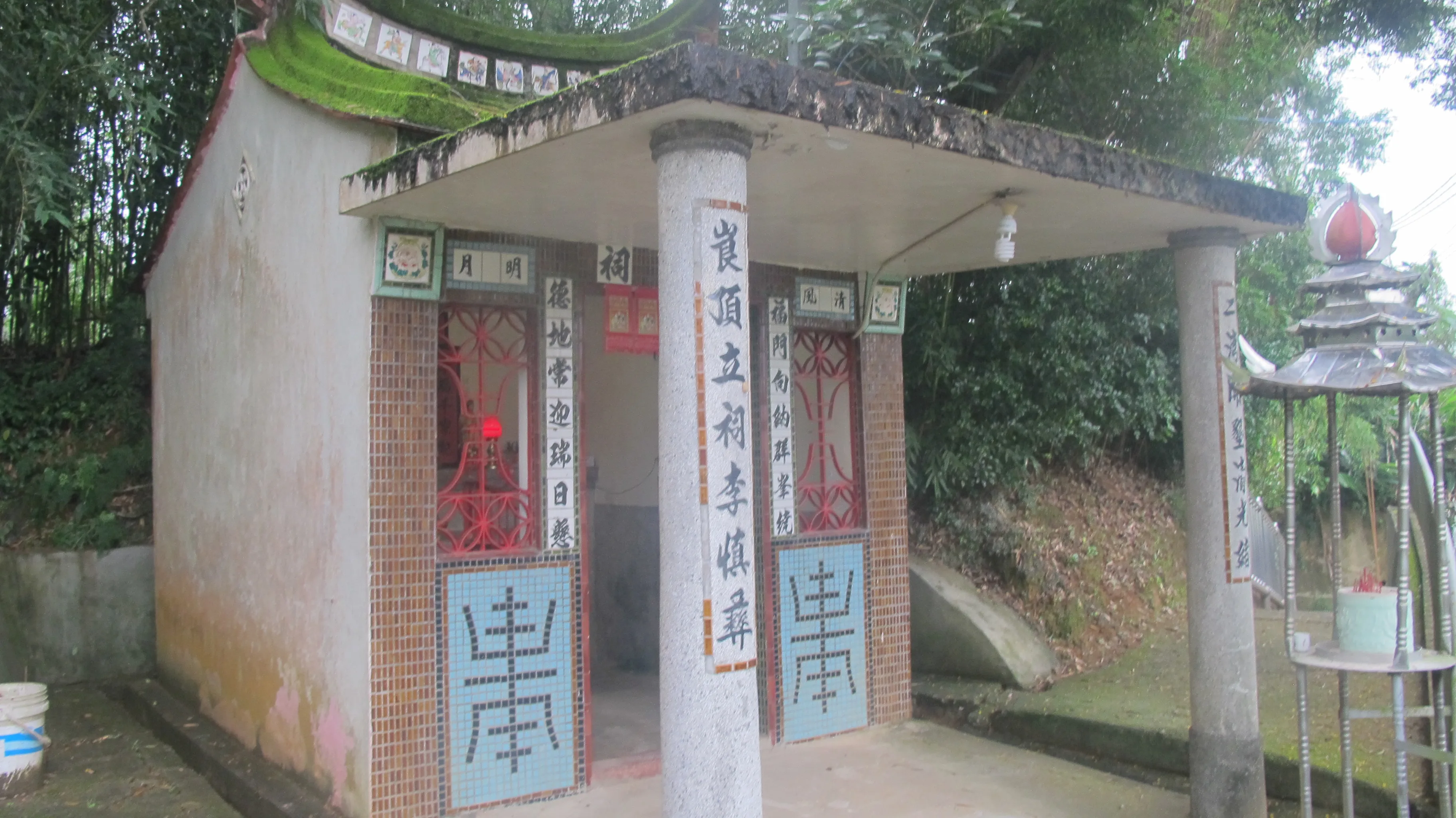 「二灣開墾清光緒,崀頂立祠李慎彝。」三灣鄉內灣村龍崀頂「李洪福德正神」廟聯,記錄地方開發史,感念已故淡水撫民同知李慎彝。何來美攝