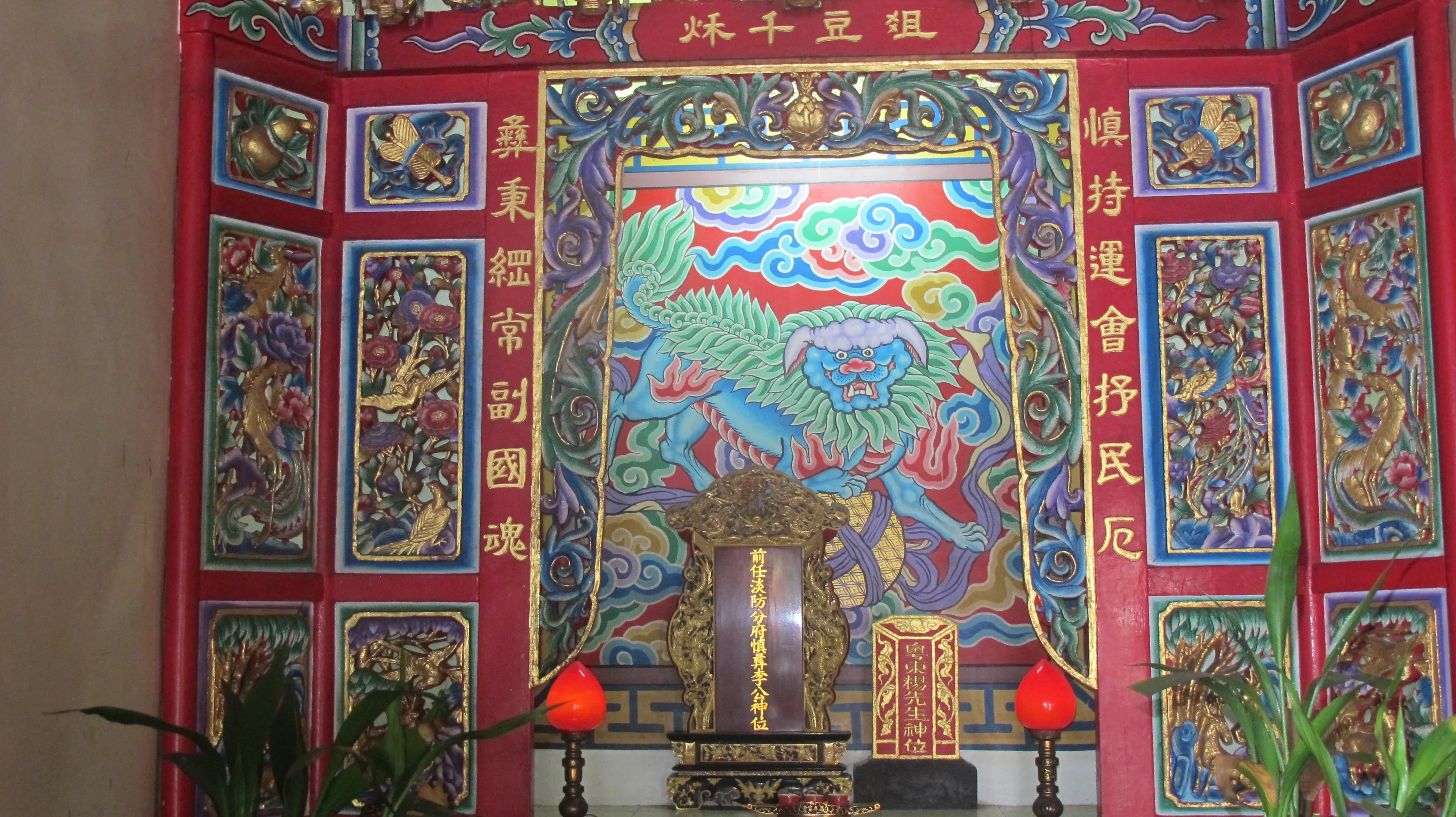 「慎持運會抒民厄,彝秉綱常副國魂。」南庄崇聖宮設有李慎彝神位,感謝他命名獅頭山及對南庄開發的貢獻。何來美攝