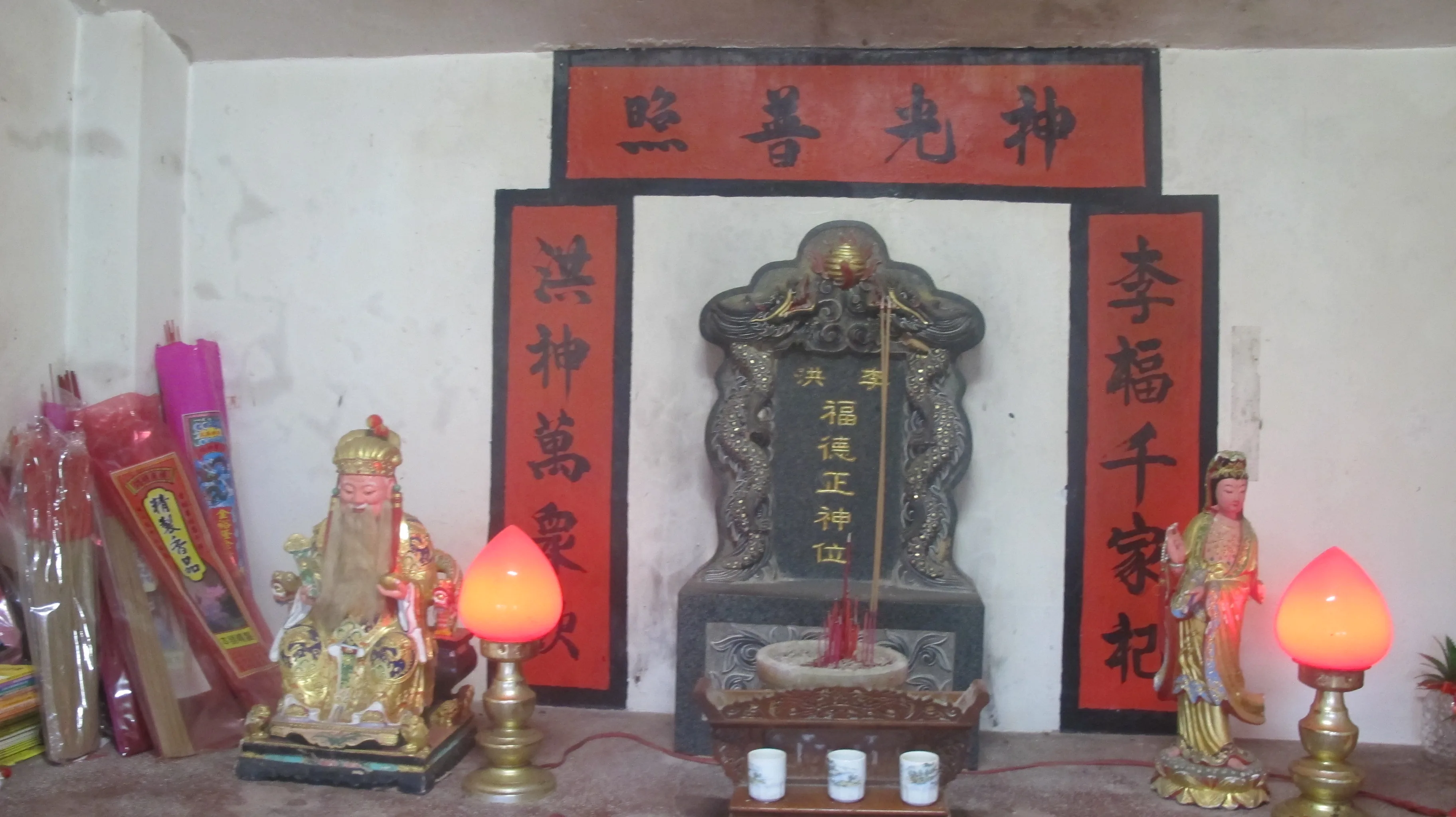三灣鄉內灣村龍崀頂「李洪福德正神」廟,拜的是李慎彝與將領洪志高。何來美攝