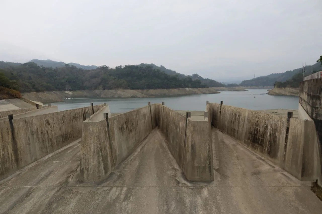 4月20日大雨鯉魚潭水庫雖有水量進庫,但現總蓄水量仍未達四成。何來美攝