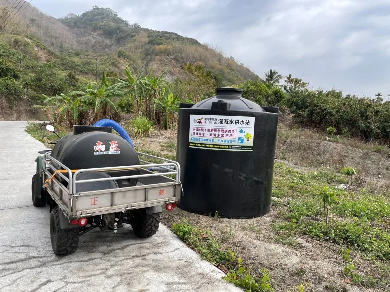 利署與臺南市政府合作調派水車，灌溉芒果。水利署提供