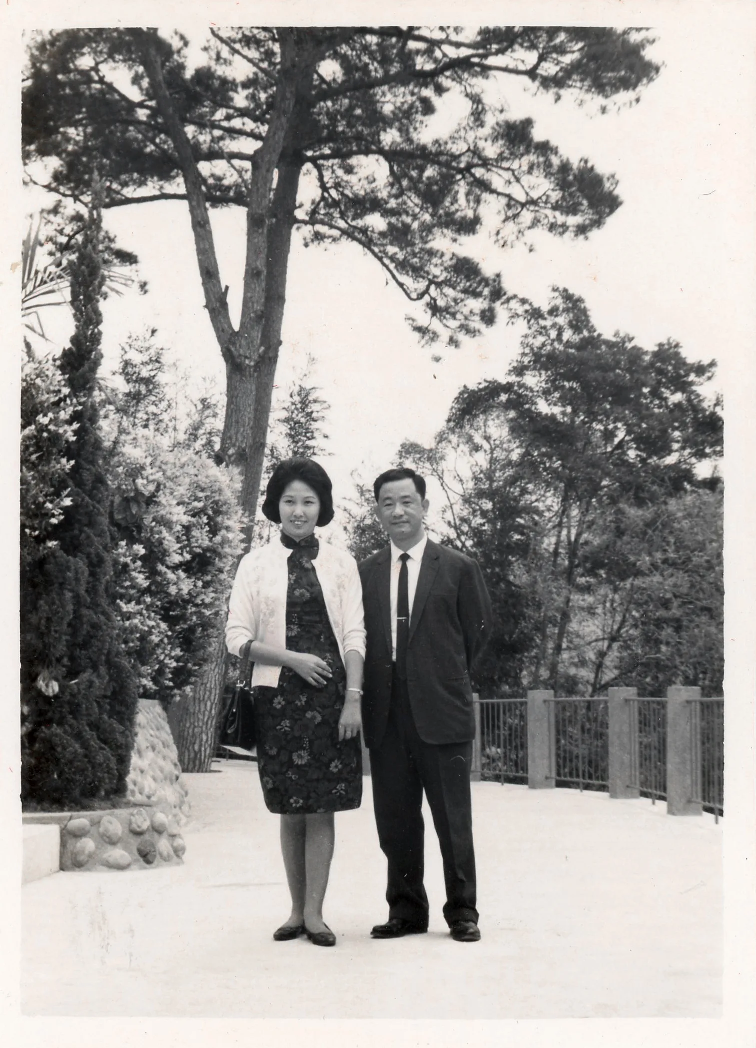 曾舉直的女婿江平成、女兒曾雲珍夫婦，1955年到苗栗創設中廣苗栗台，直到1970年才離開，夫婦對客家文化、戲曲的傳播，貢獻卓著。彭文銘提供