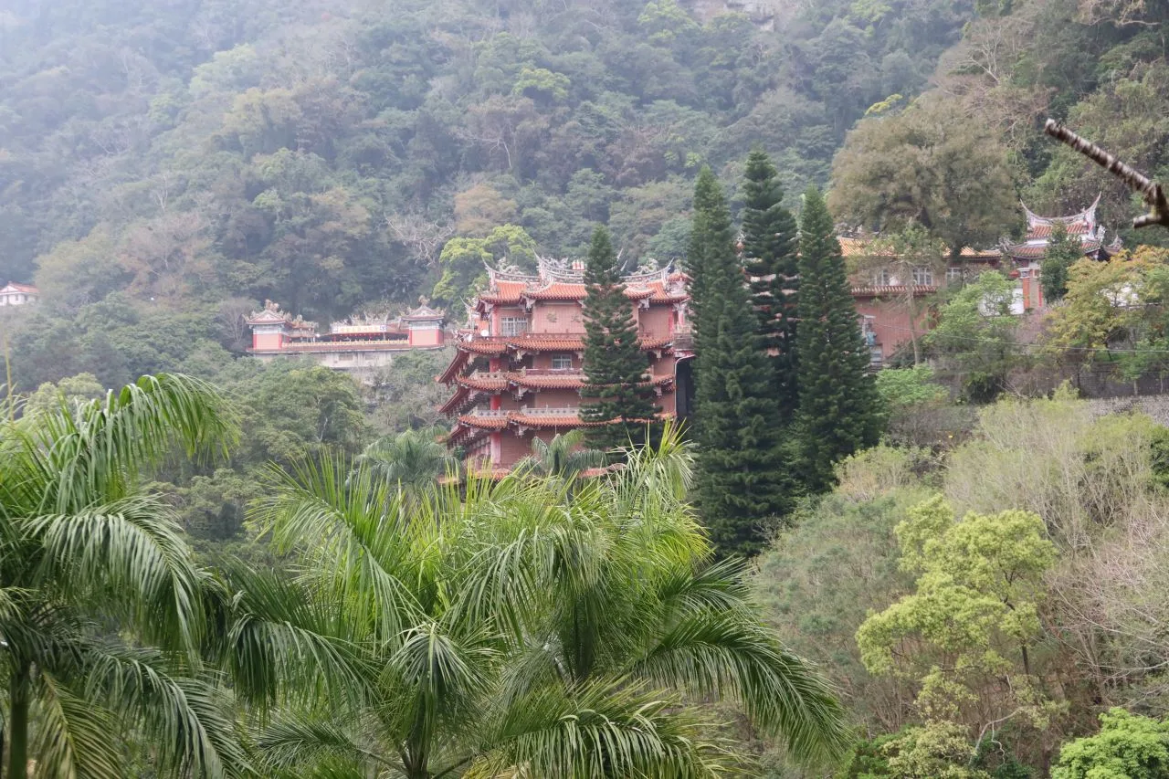 獅頭山前山以勸化堂為中心,依山而建的寺廟群,集儒釋道三教神佛於一堂。何來美攝