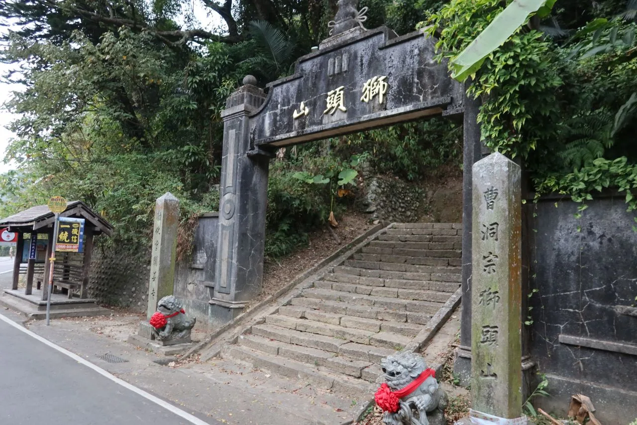 獅頭山登山口往南移後,早期登山口人煙稀少,附近店家破落,幾無人居住。何來美攝