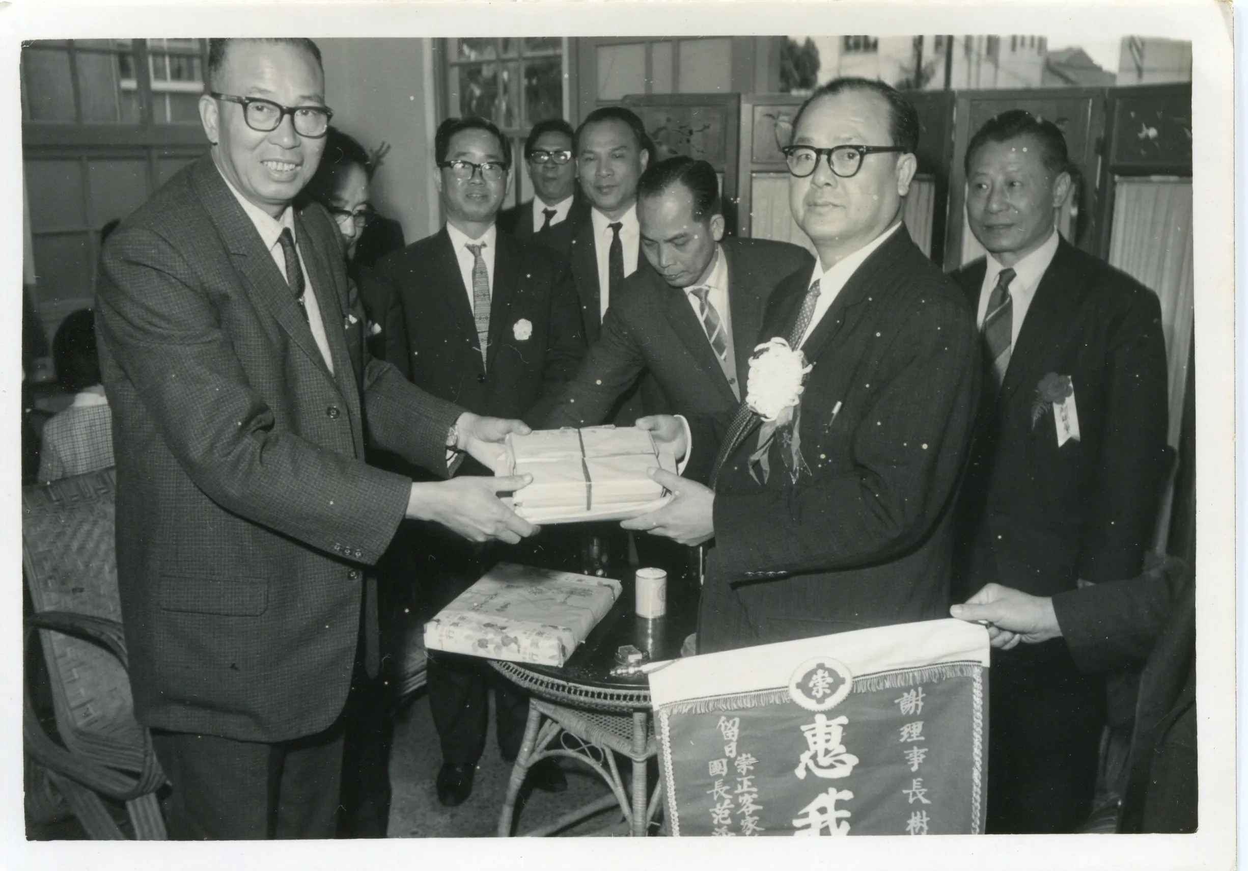 《中原》雜誌創辦人謝樹新（左一）1970年代到日本，拜會東京崇正公會會長范添發（右二）、繼任會長劉瑞華（右一）等人，進行台日客家文化交流。謝伯浩提供