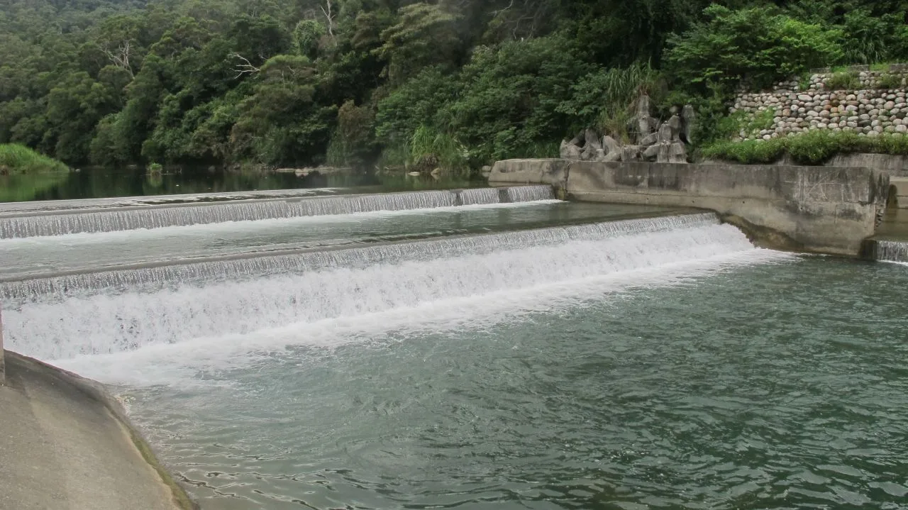 鯉魚潭(哆囉嘓)溪上游築壩建鯉魚潭水庫後,仍每天流放一管水到下游,灌溉三義及苑裡一帶農田,溪水非常清澈。何來美攝