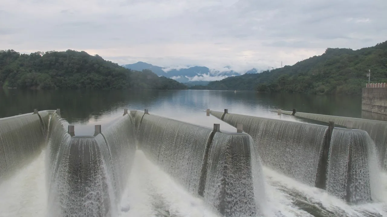 鯉魚潭水庫是苗栗縣最大水庫,但水源大都供應大台中地區,圖為2021年滿水時,水庫鋸齒堰溢洪的美景。何來美攝
