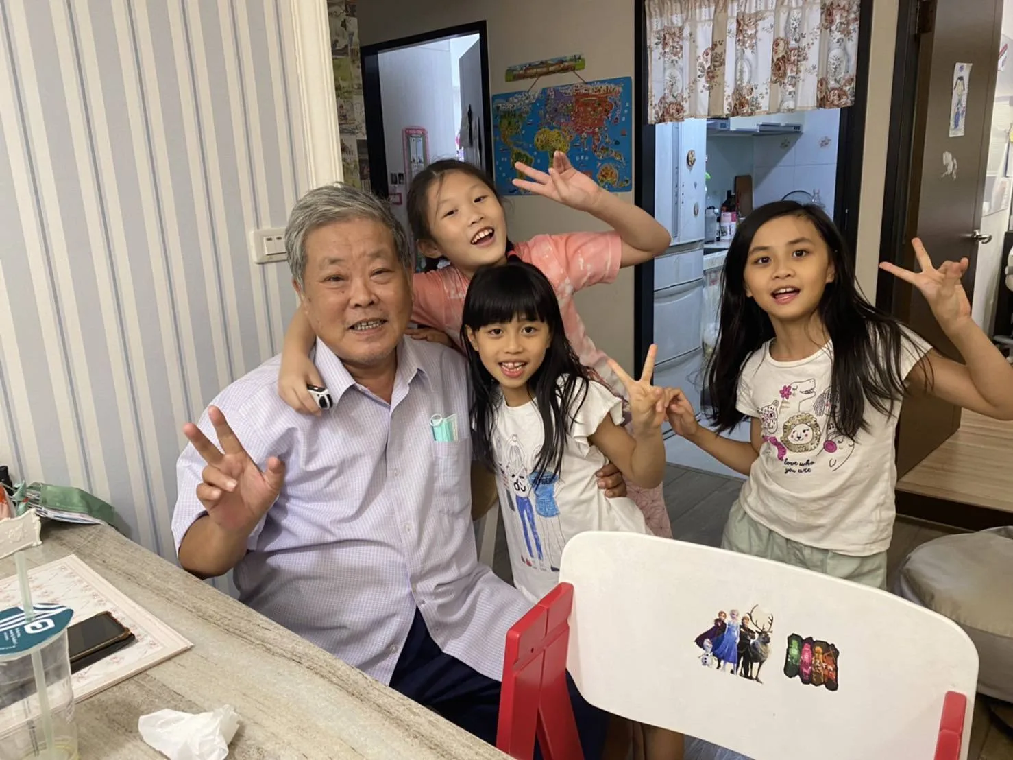 黃森松與孫女們合影,祖孫同樂。黃森松提供