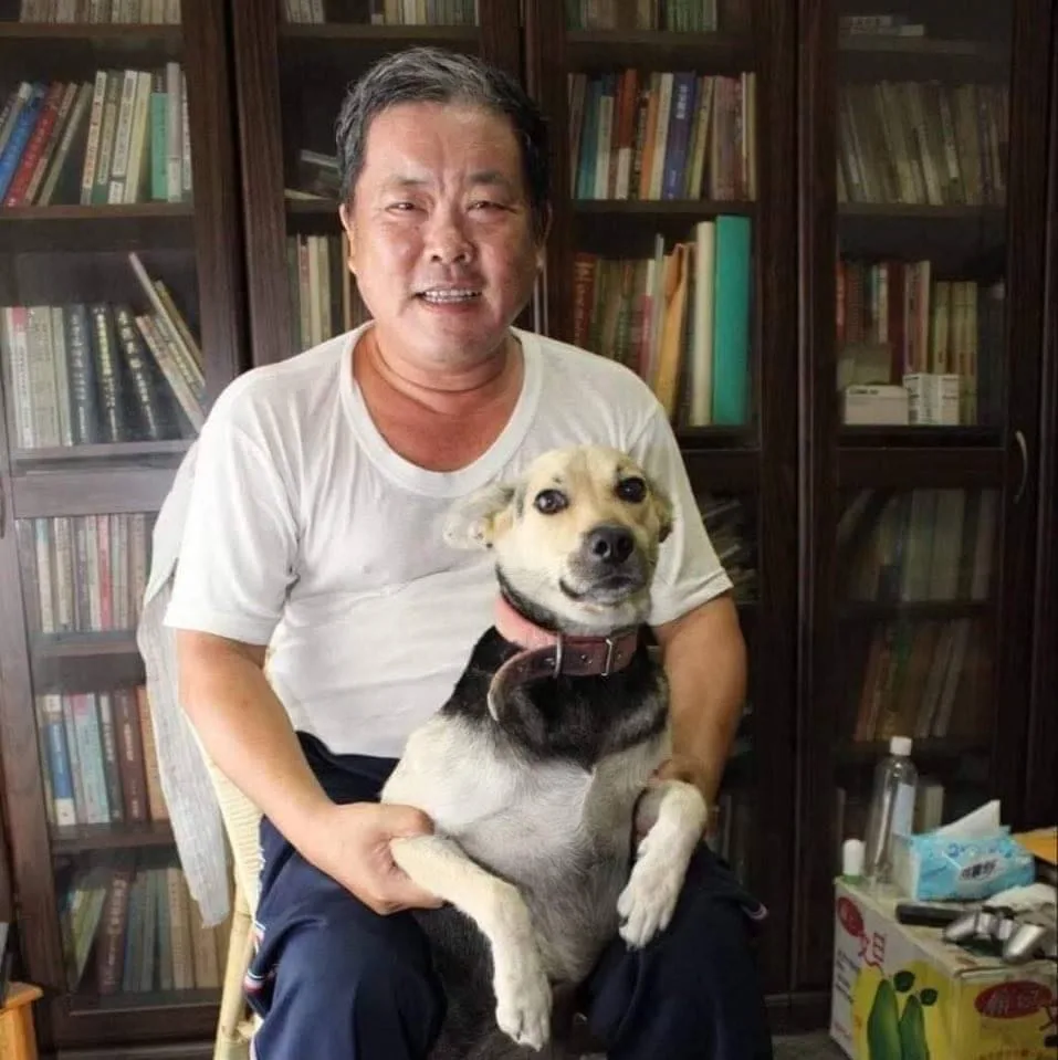 黃森松與愛狗合影。黃森松提供