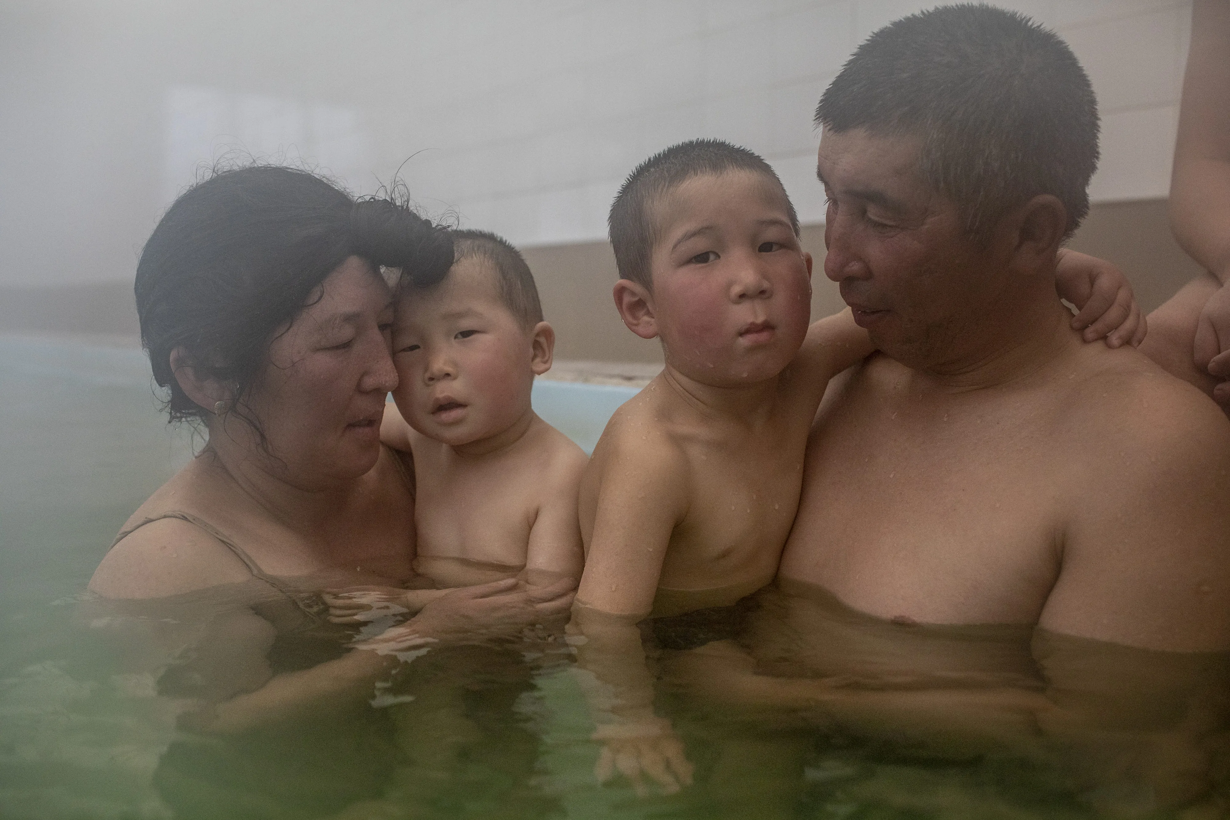 2021年3月9日,布魯捷娃(Jaynagul Brjieva)與她的家人在吉爾吉斯Kaji-Say享受溫泉,當地人認為溫泉水具有治療作用。攝影Anush Babajanyan, VII Photo/National Geographic Society