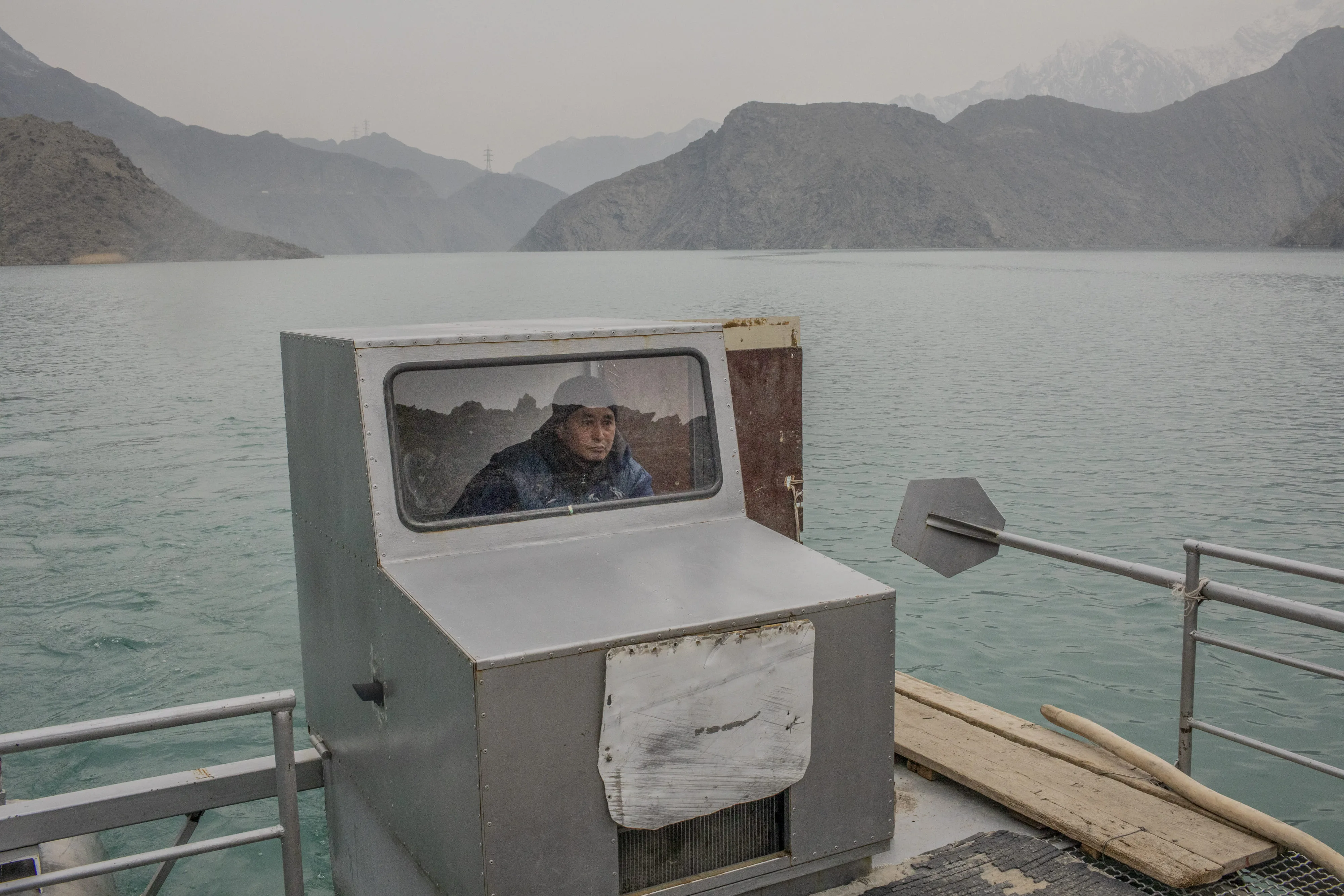 2021年3月16日,卡迪洛夫(Sonunbek Kadyrov)駕駛水上計程車(water taxi),為吉爾吉斯山區的村民提供服務。在1960年代建造托克托古爾大壩(Toktogul Dam)期間,通往主要道路的路徑因洪水而受阻。攝影Anush Babajanyan, VII Photo/National Geographic Society