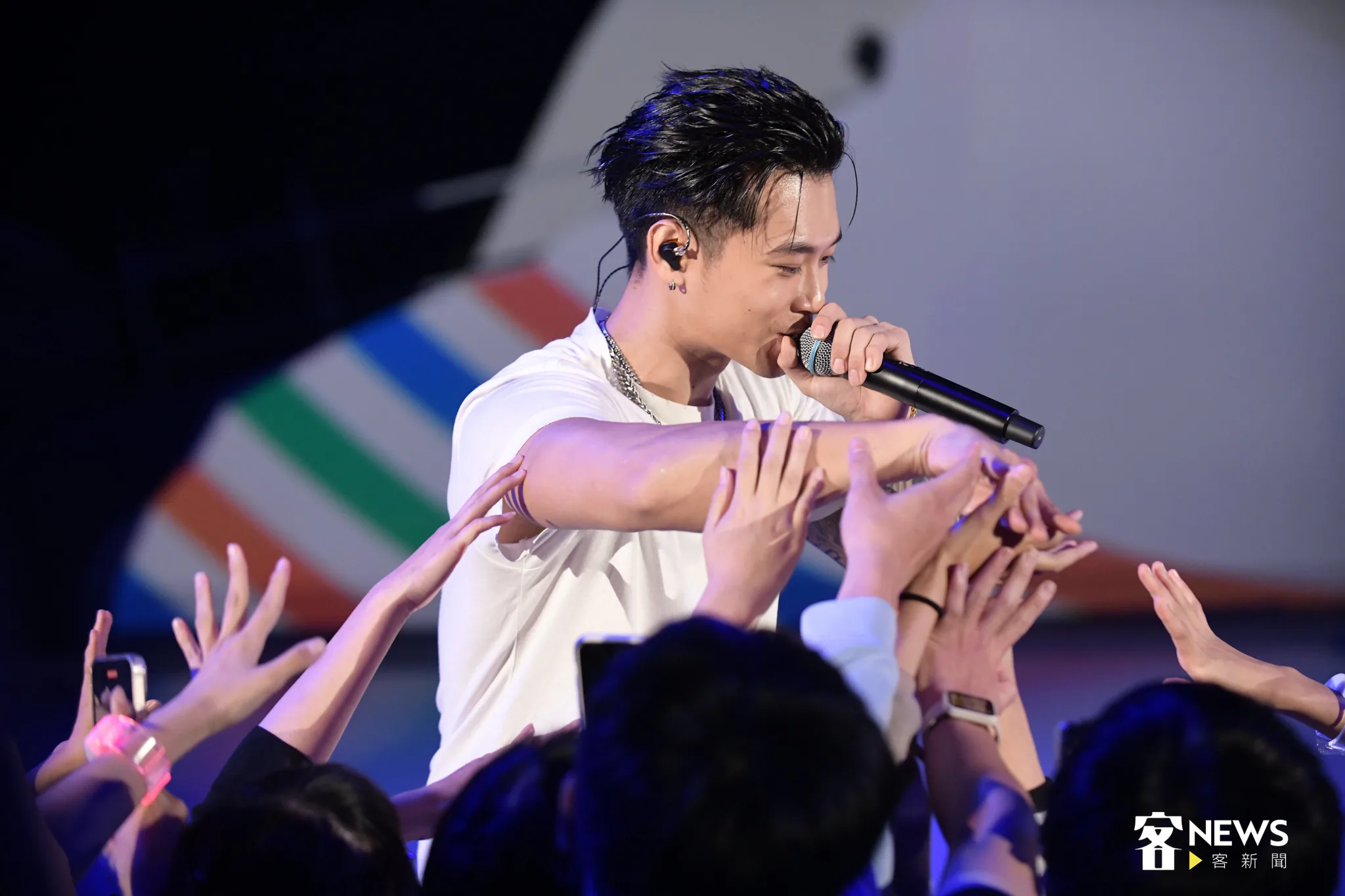高爾宣今天在全中運體育館內的「選手之夜」和選手們近身擊掌，引發全場尖叫。蘇佑昇攝