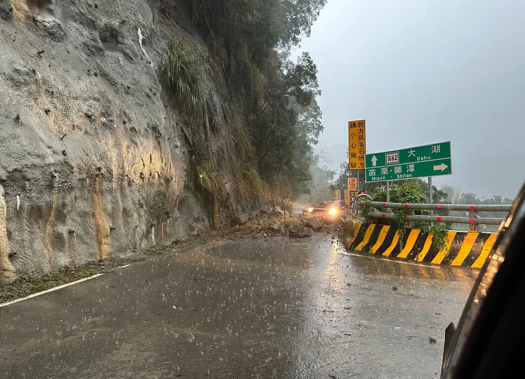 苗栗縣苗62線道路往泰安方向約1.6公里處，20日因大雨落石坍方，砸中行經轎車，造成一人受傷，該路段暫時封閉，警方提醒欲前往清安村、龍山部落車輛，改由苗62-2線出入。苗栗縣警察局大湖分局提供