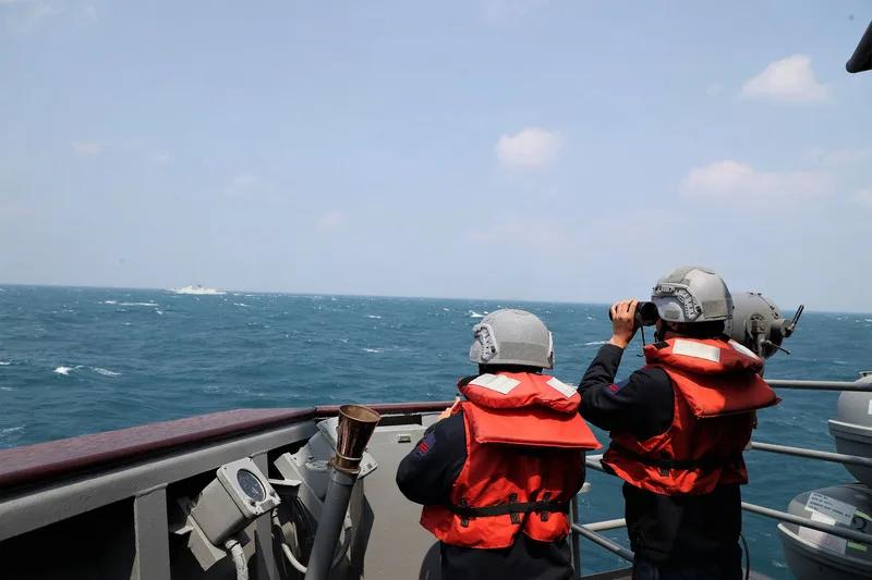 國防部公布海軍成功級飛彈巡防艦「張騫艦」，監控共艦「馬鞍山艦」照片。（國防部提供）