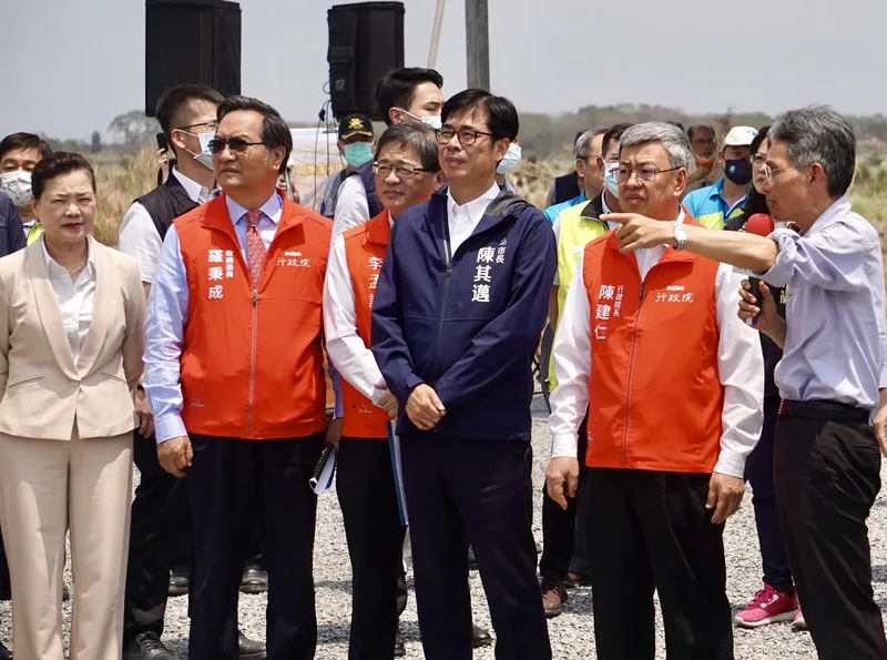 行政院長陳建仁（前右2）關心高雄水情及抗旱工作執行情形，11日在高雄市長陳其邁（前右3）、經濟部長王美花（前左1）、水利署長賴建信（右1）等人陪同下，赴高屏溪溪埔伏流水視察及聽取簡報。中央社