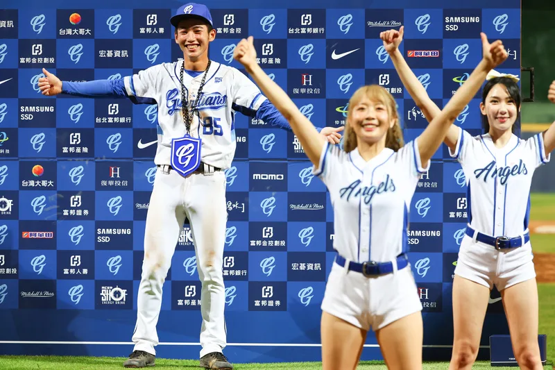 中職富邦悍將擊退味全龍 劉俊豪獲頒MVP。中央社