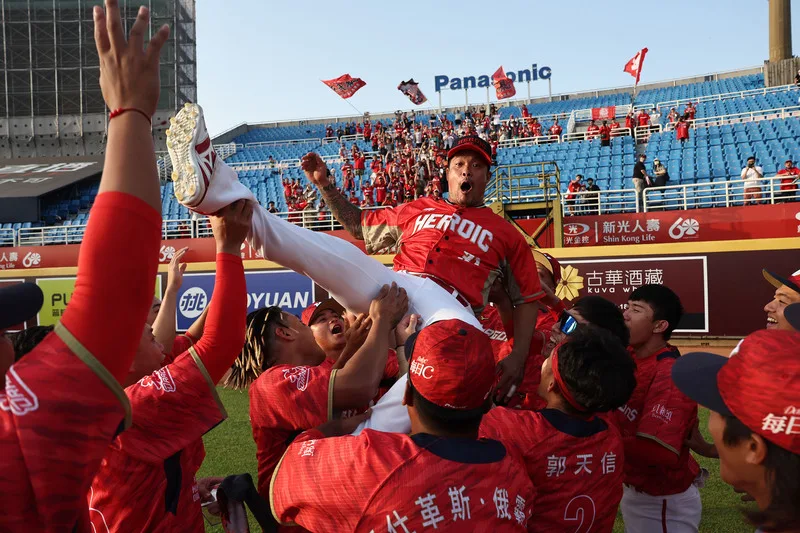 味全龍隊野手林智勝（中上）16日在樂天桃園棒球場代打上場轟出3分砲，達成生涯300轟里程碑，賽後隊友們開心高拋林智勝為他慶祝。中央社