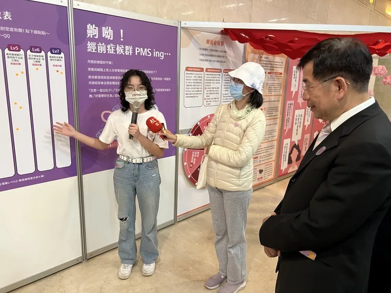 教育部20日在國家圖書館推出「關於月經的點點滴滴特展」,教育部長潘文忠(右)仔細聆聽導覽人員介紹月經知識。中央社