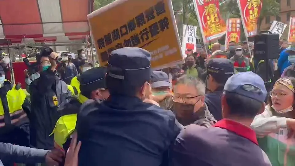 說明會開始前,自救會不滿縣府將入口用繩索圍與警方發生激烈推擠。自救會提供