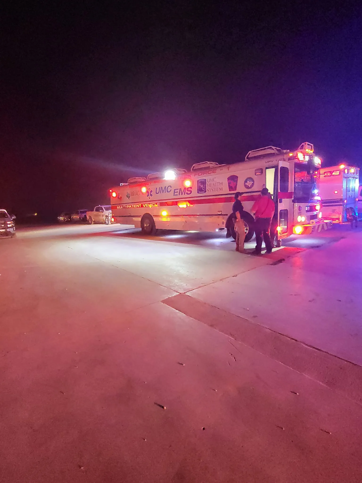 消防人員從火場中救出一名重傷的女性工作人員。翻攝自Castro County Sheriff’s Office《臉書》官方粉專