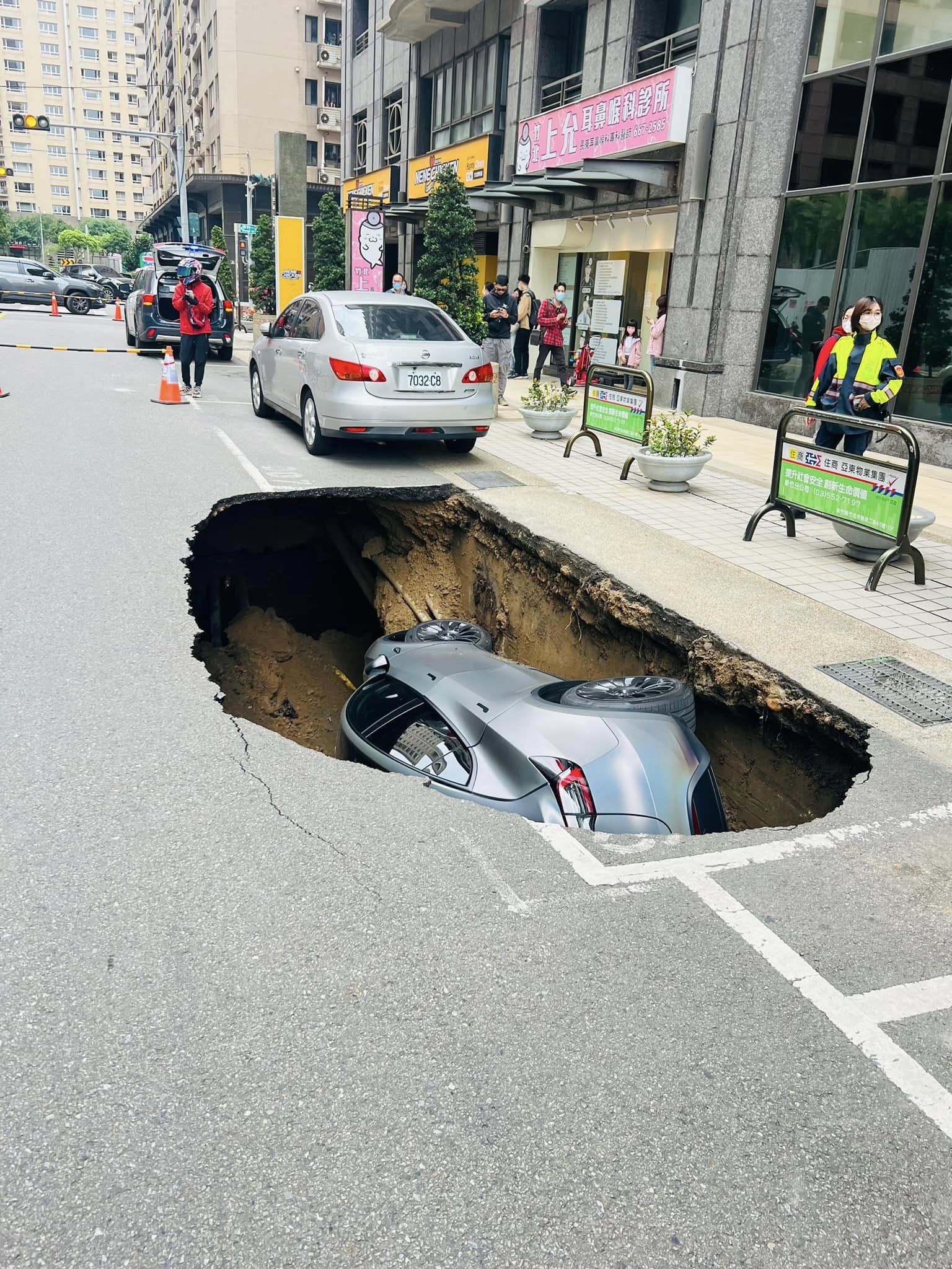 竹北道路突然發生塌陷意外，造成車輛掉入3公尺深大洞內。竹北市民代表彭竣志提供